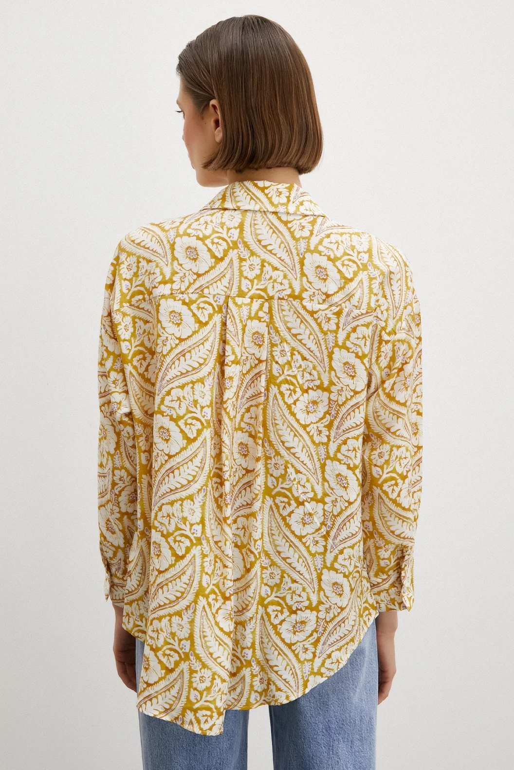 قميص نمطي من الفسكوز باللون الأصفر