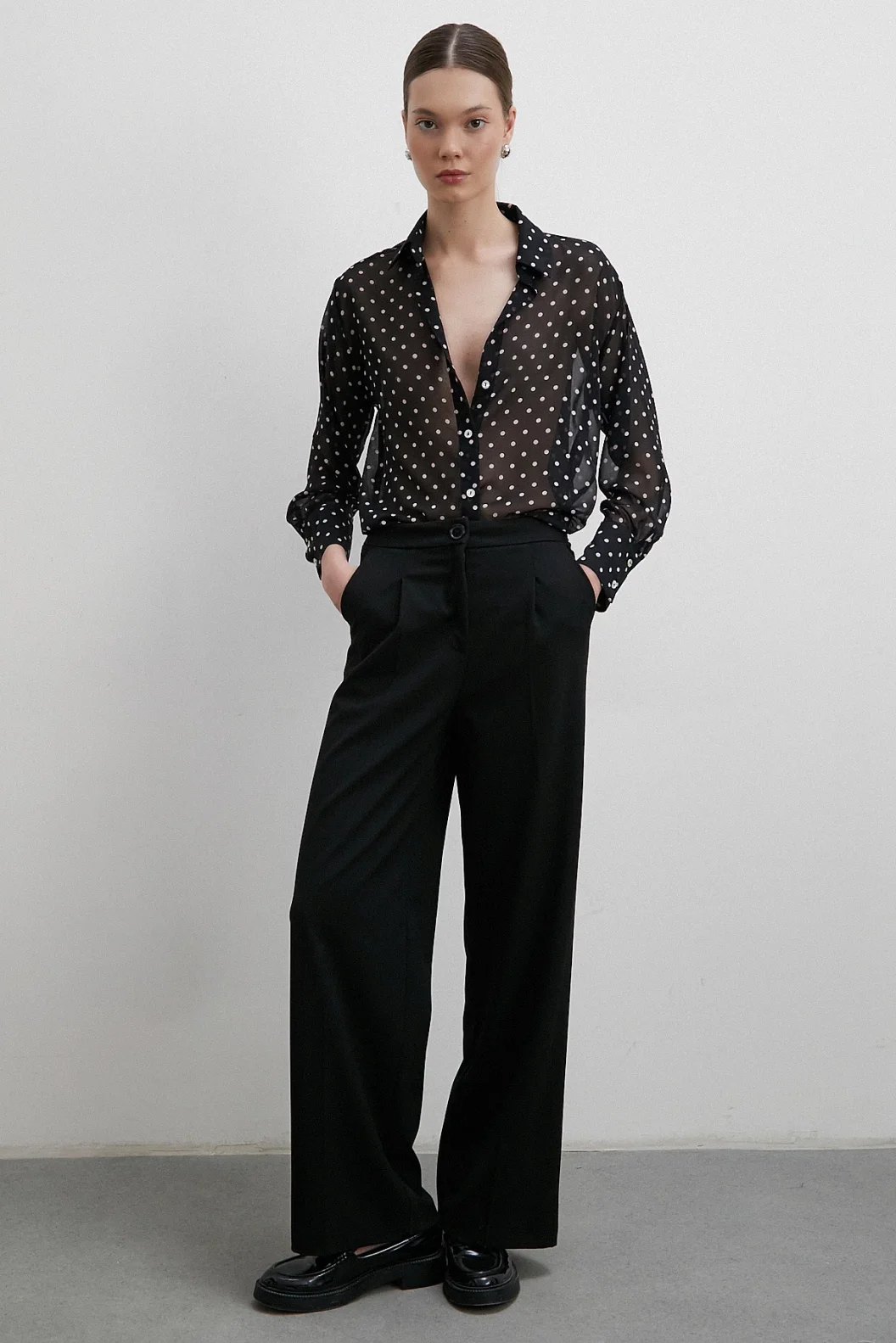 قميص مطبوع بالنقاط السوداء