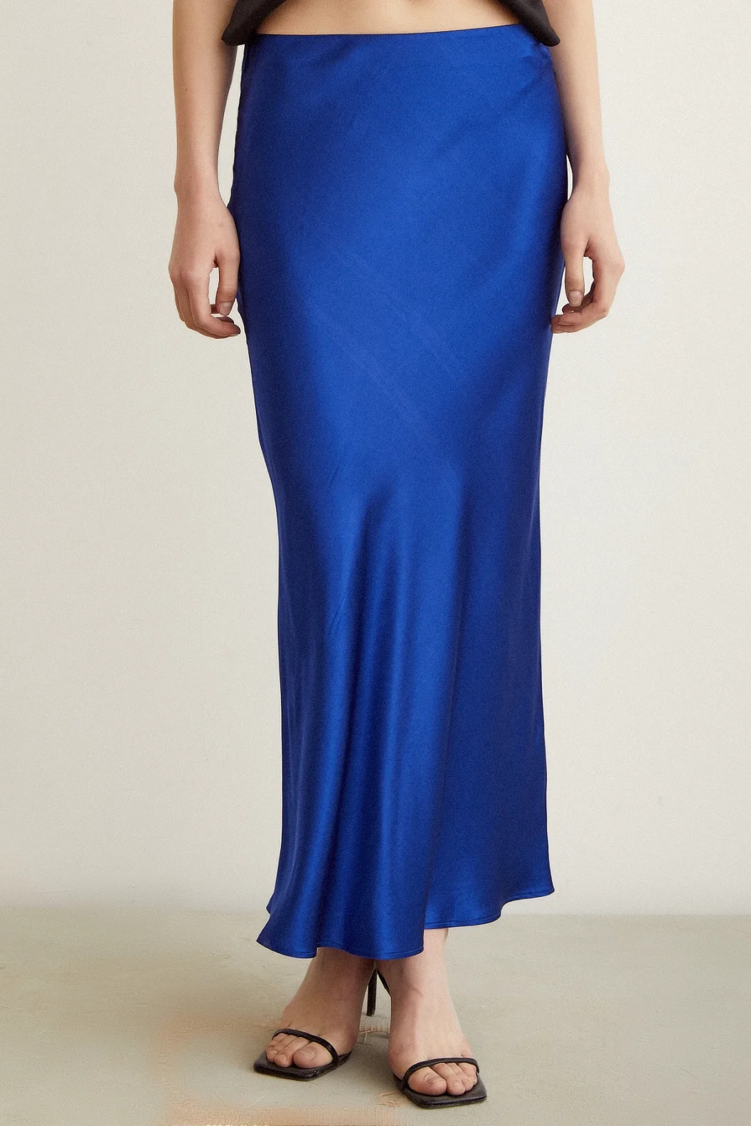 Verev Saten تنورة لونها أزرق داكن