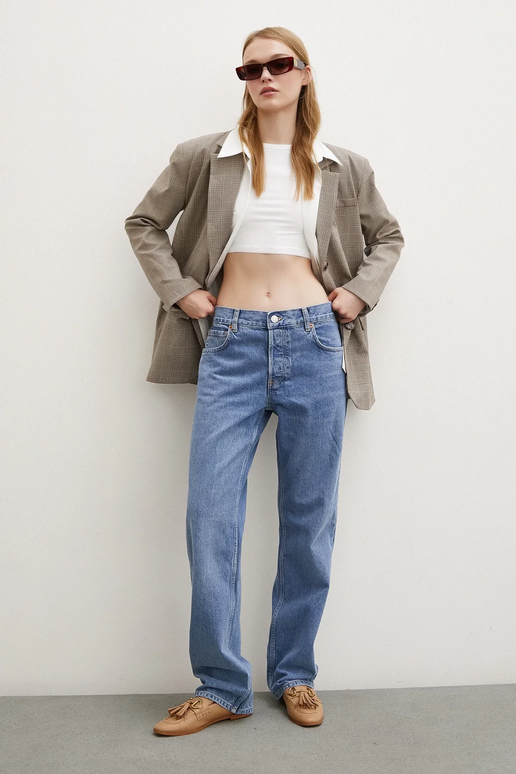 بنطلون جينز بأرجل أنابيبية وخمسة جيوب أزرق