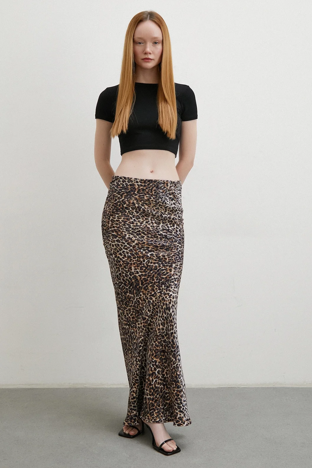 تنورة مائلة بنقشة فهد بيج