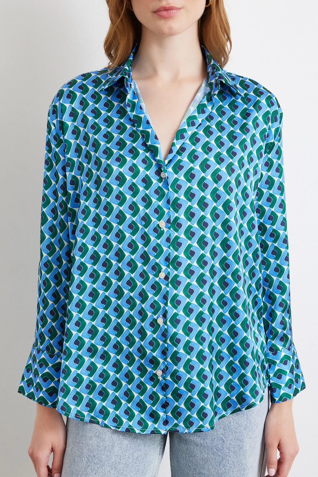 قميص حرير مطبوع بنمط هندسي أزرق