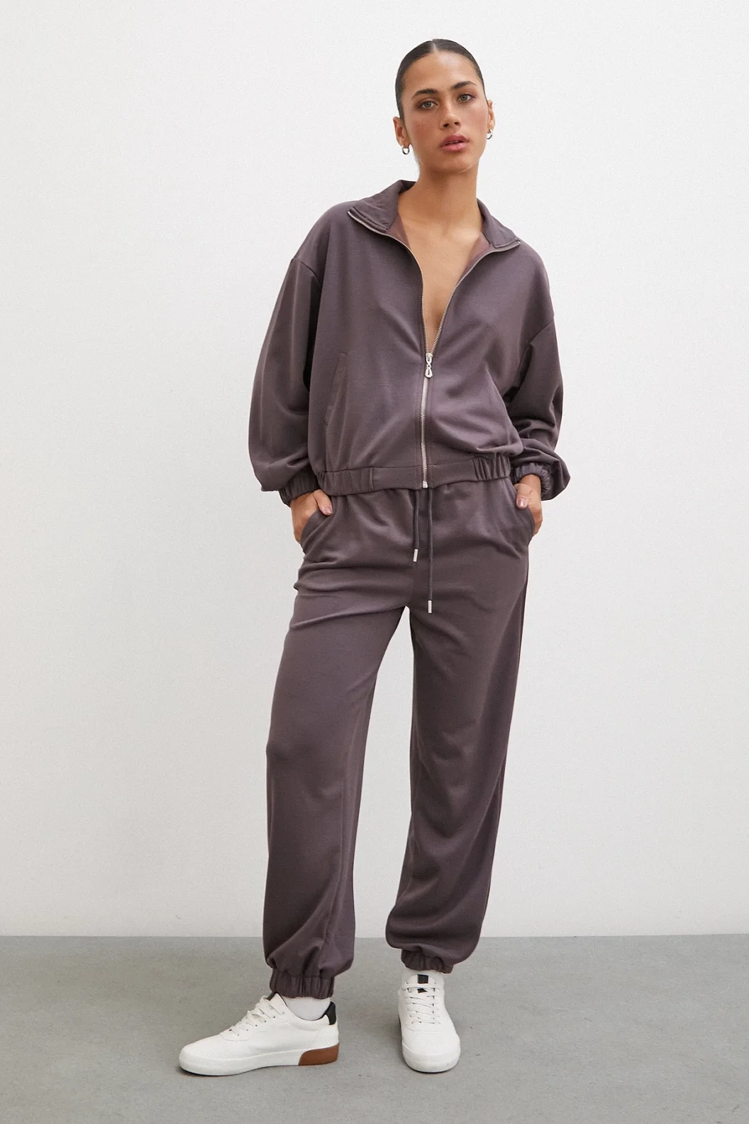 سويت شيرت بسحاب اللون بني