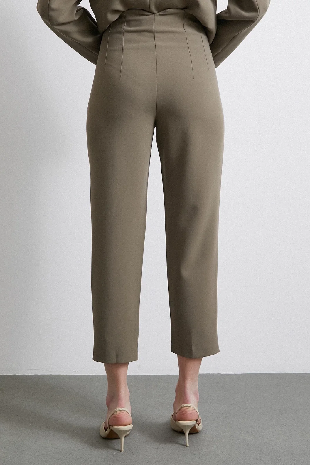 السروال الضيق المصنوع من قماش البشكير بلون الخردل