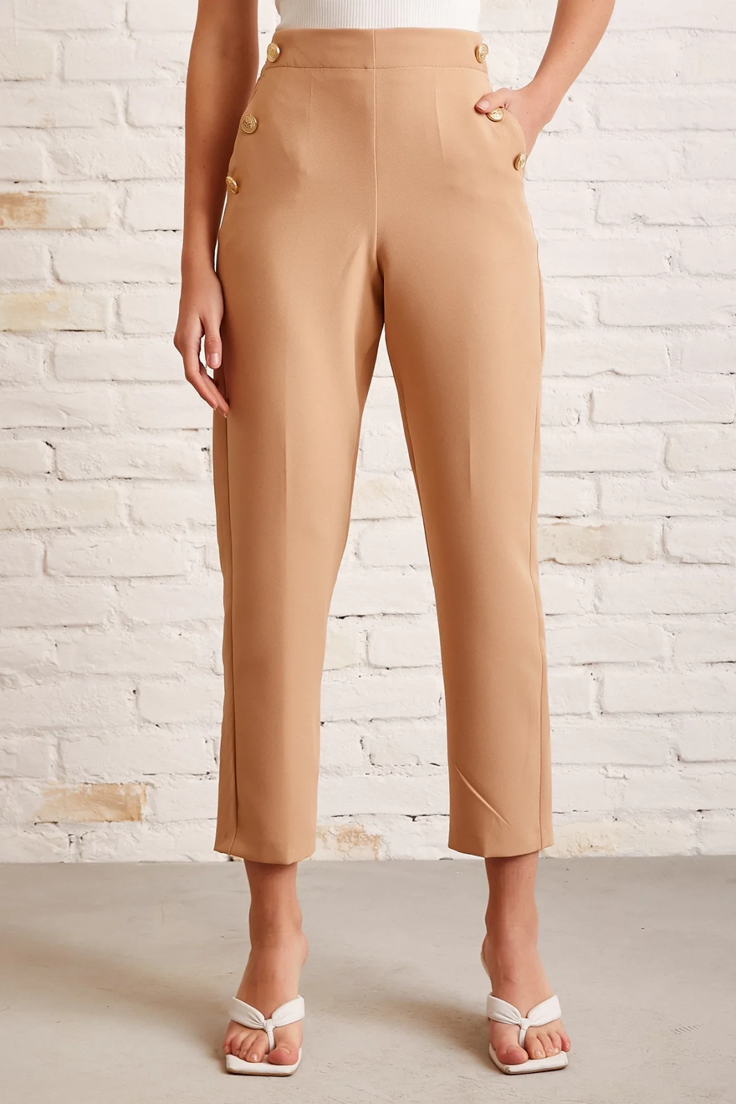 Knopf-Detail enge Passform Hose Beige