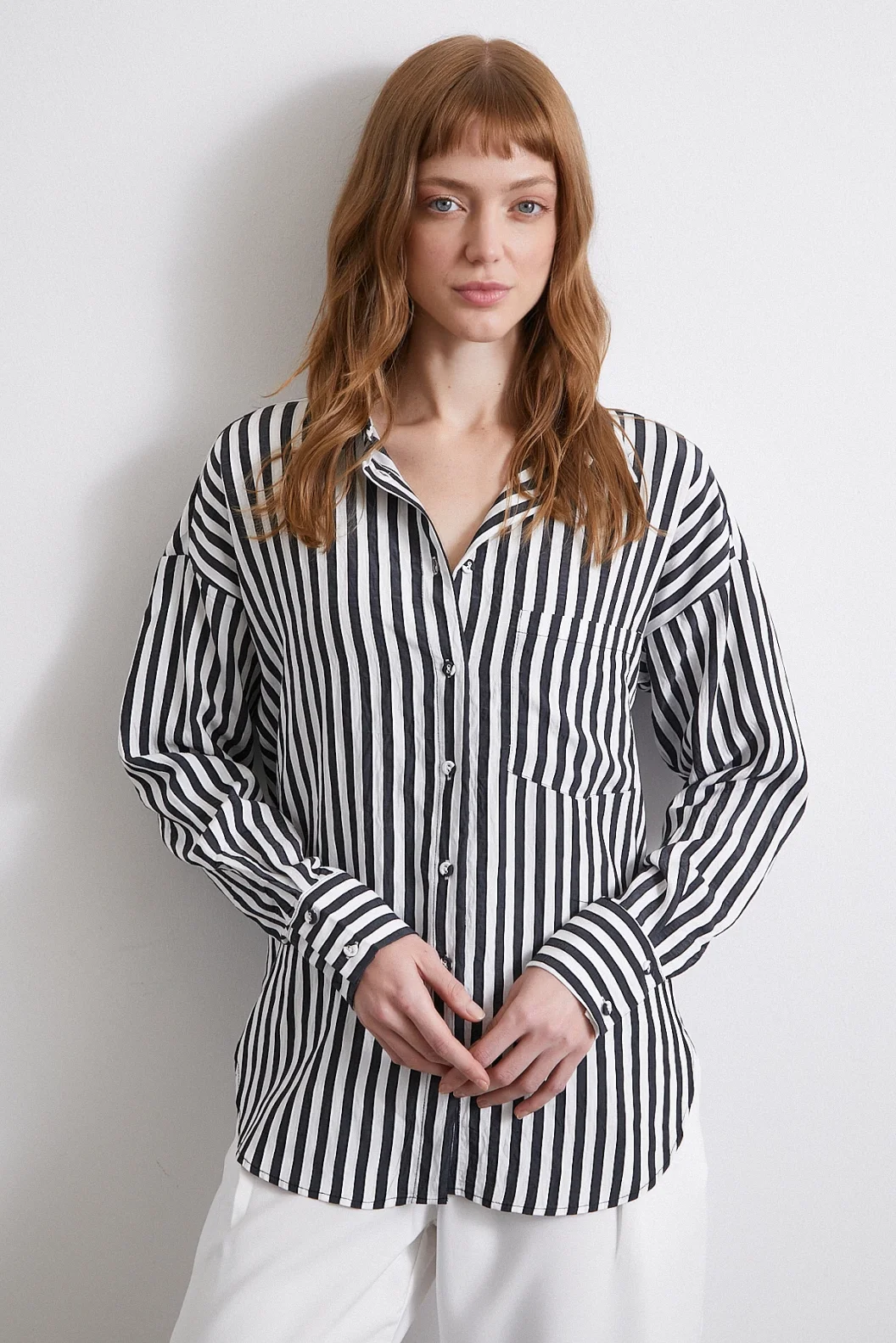 قميص بجيوب متعددة، أسود