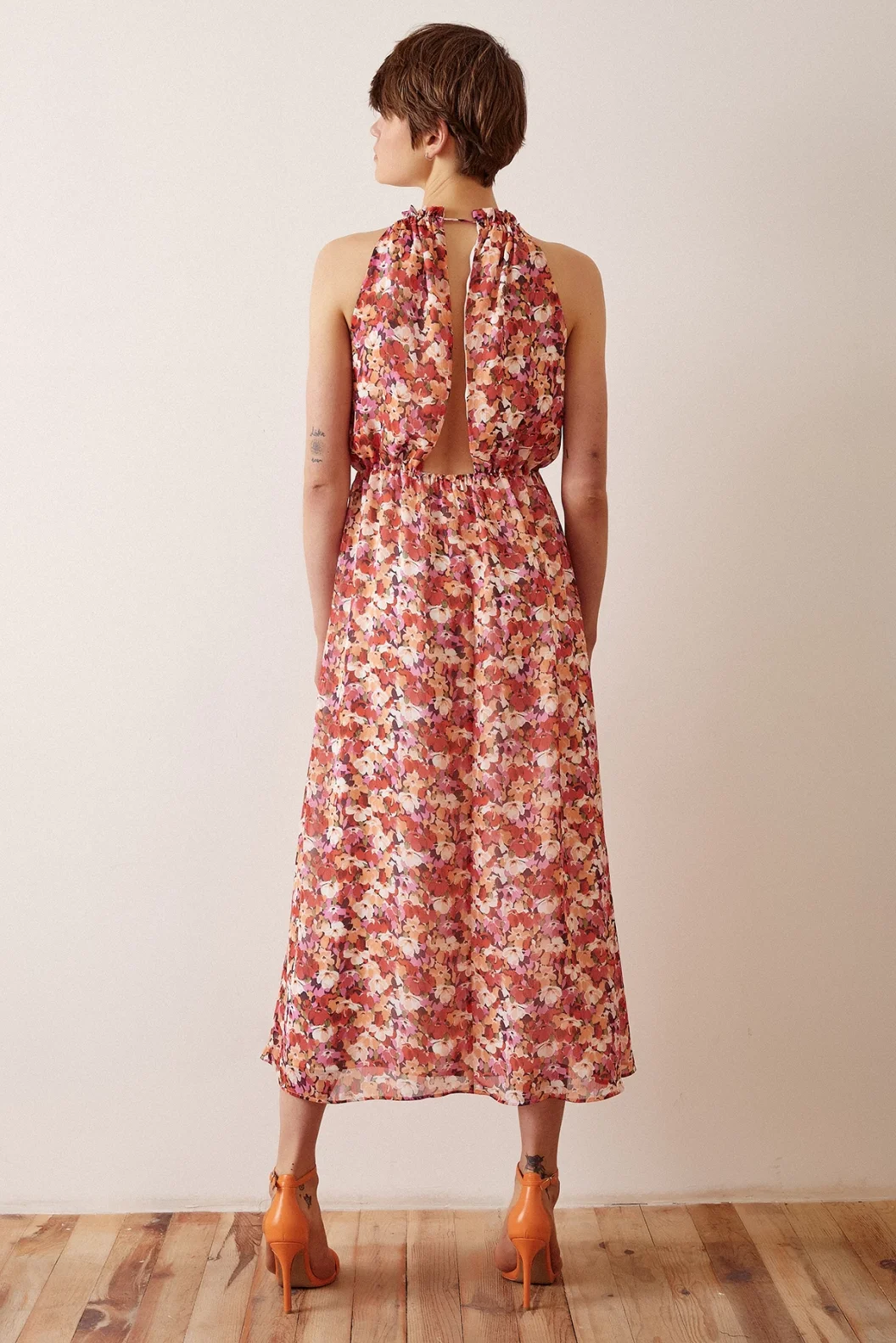 Çiçek Desenli Askılı Elbise Krem