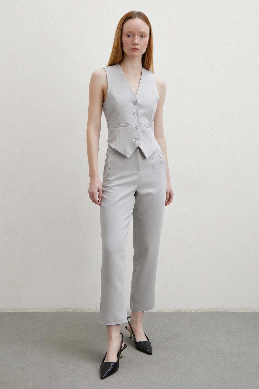 سروال قماش رفيع مع فرشاة أمامية باللون الرمادي