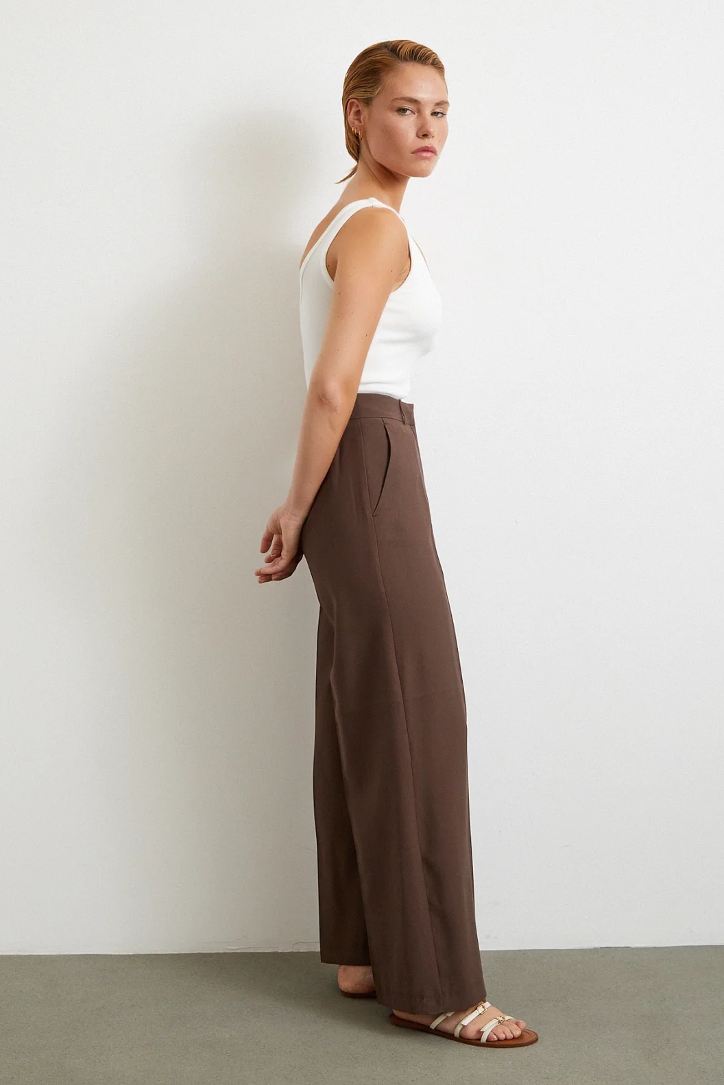 بنطلون بالاتزو بقصة واسعة كاحل - بني