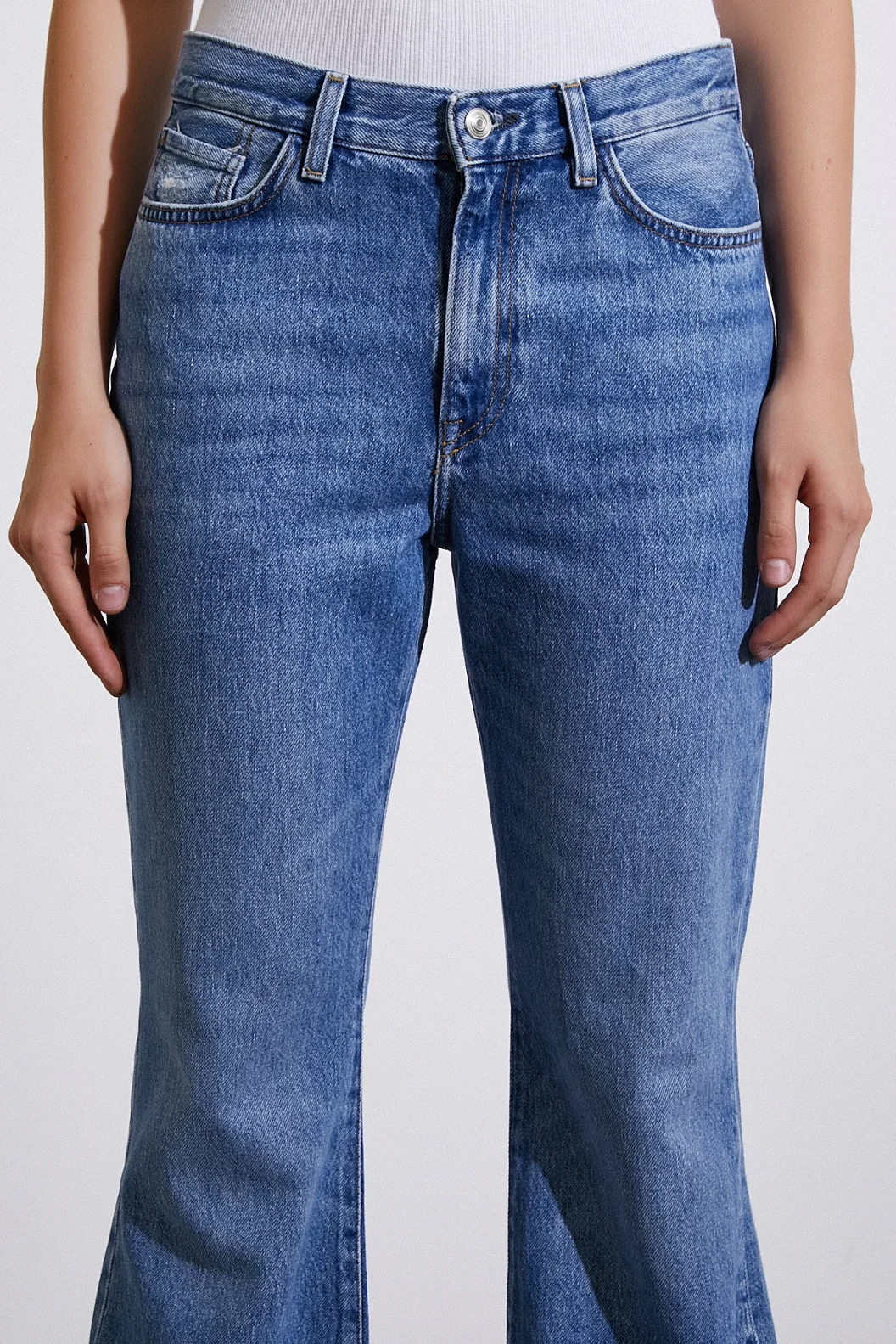 بنطلون جينز بقصة واسعة وخصر عالي أزرق