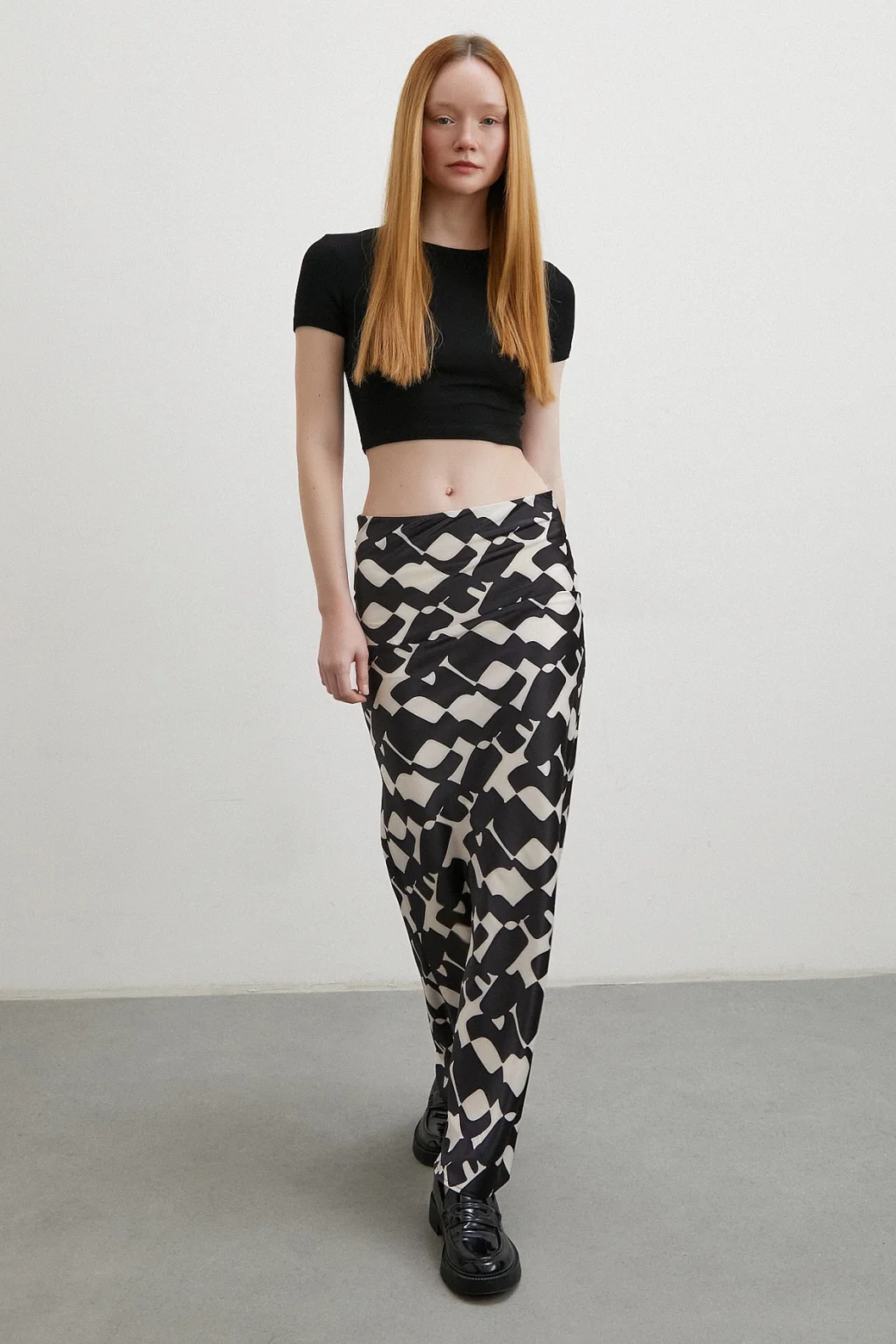 تنورة ماكسي مائلة مطبوعة باللون البيج