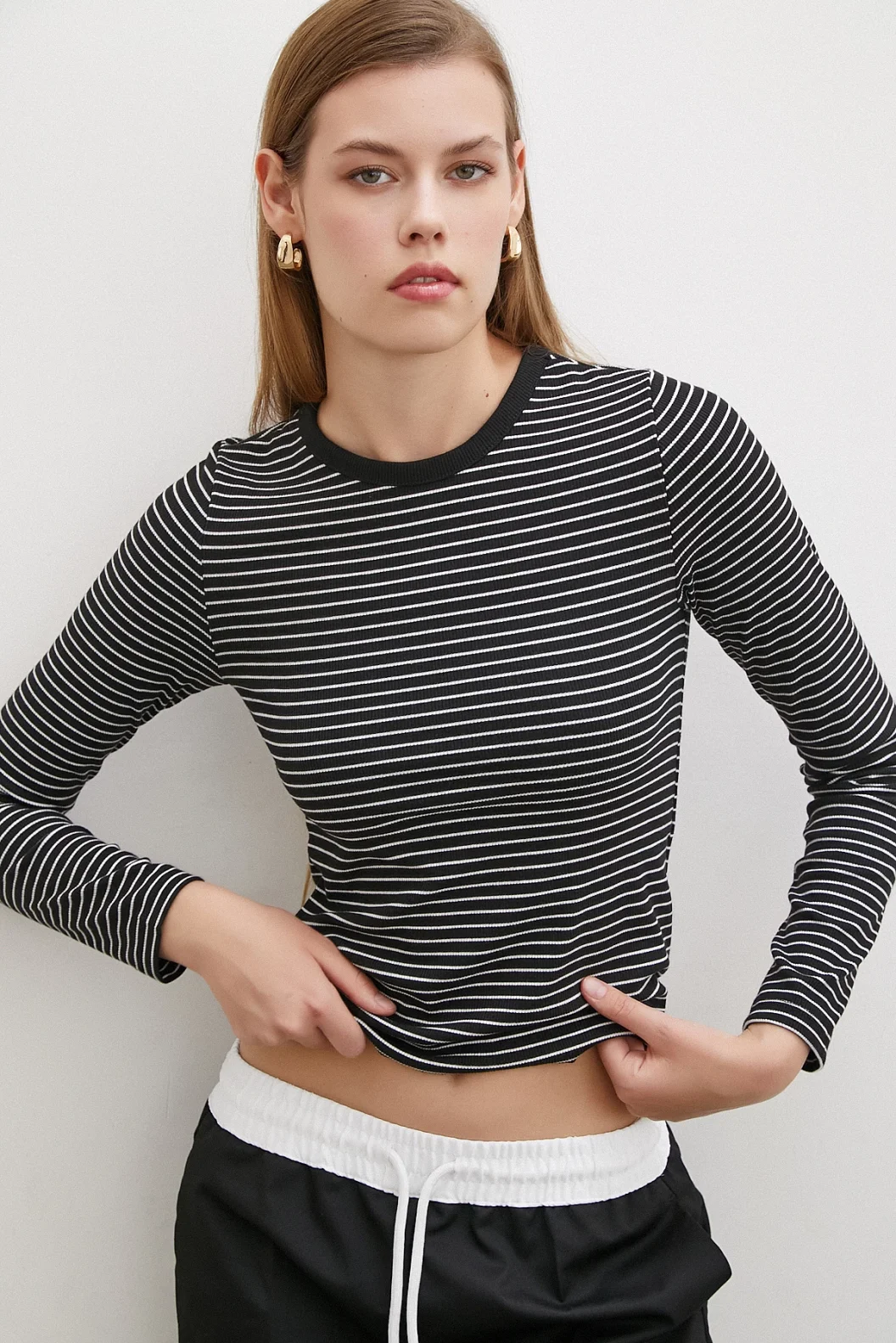 قميص بياقة مخططة بأساور الدراجة الأسود