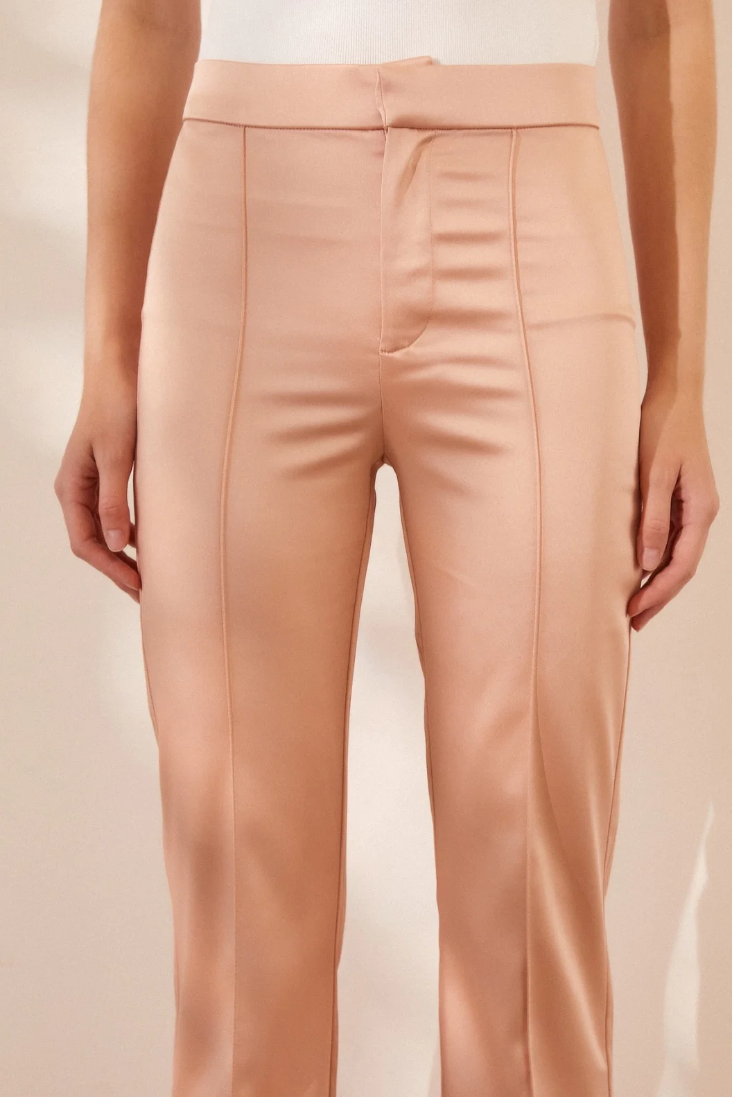 Asymmetrische High-Waist-Hose Puder
