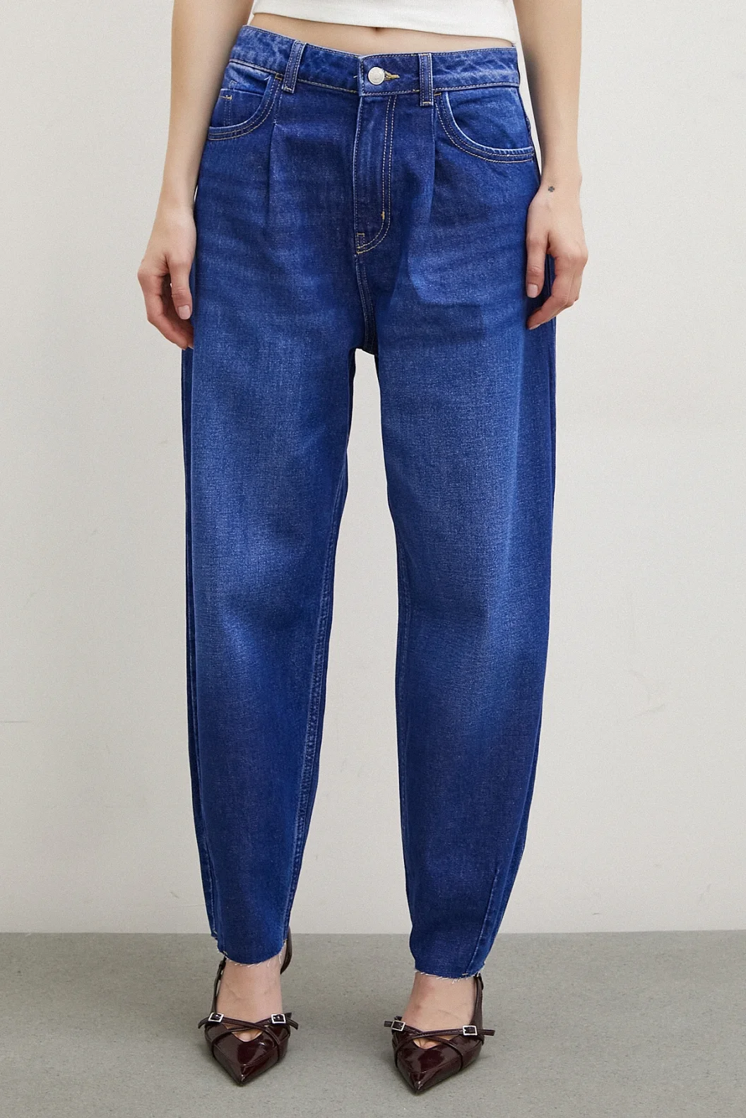 بنطلون جينز موم مرتفع الخصر بأساور مقصوصة باللون الأزرق