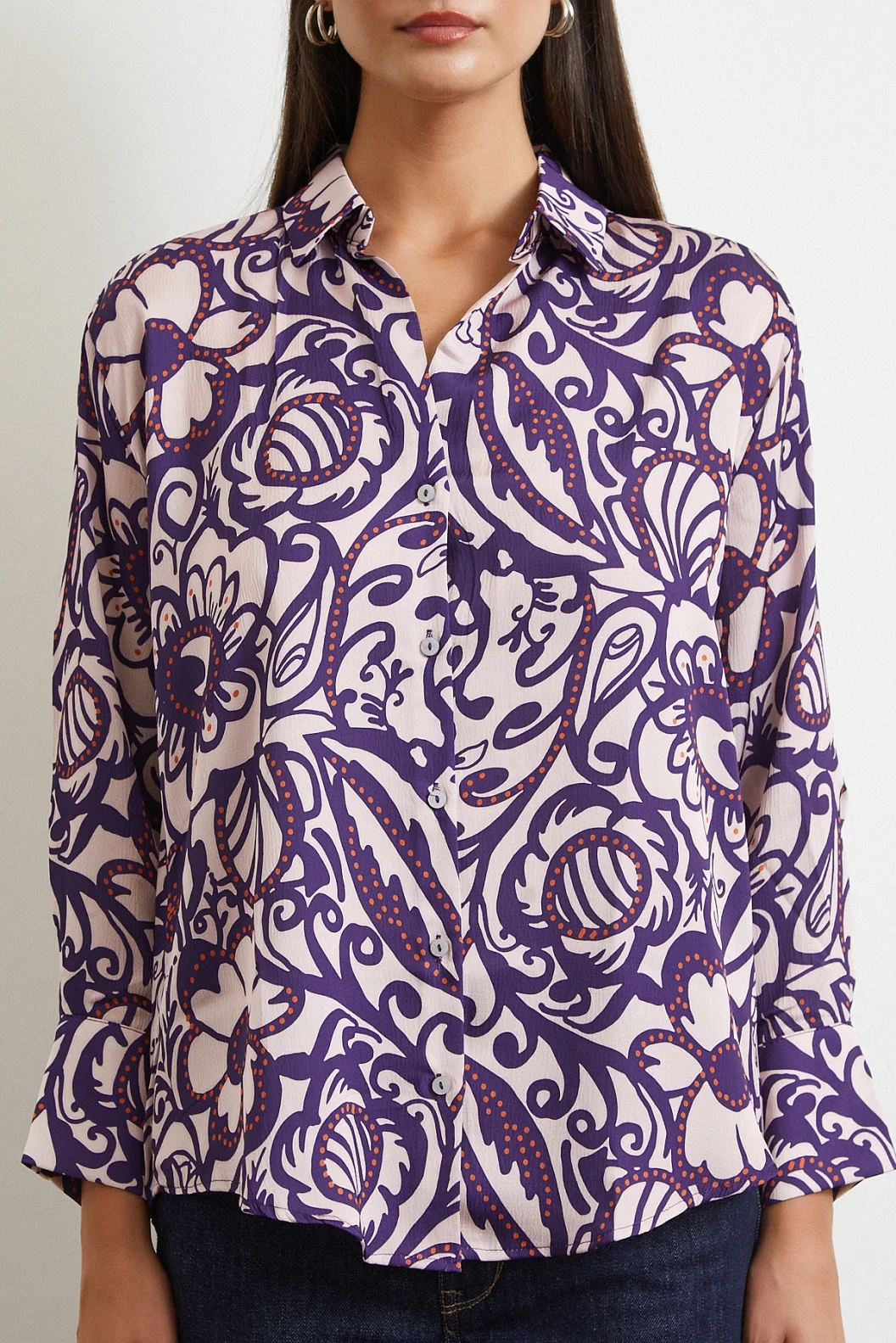 قميص حريري بنمط زهور باللون الأرجواني