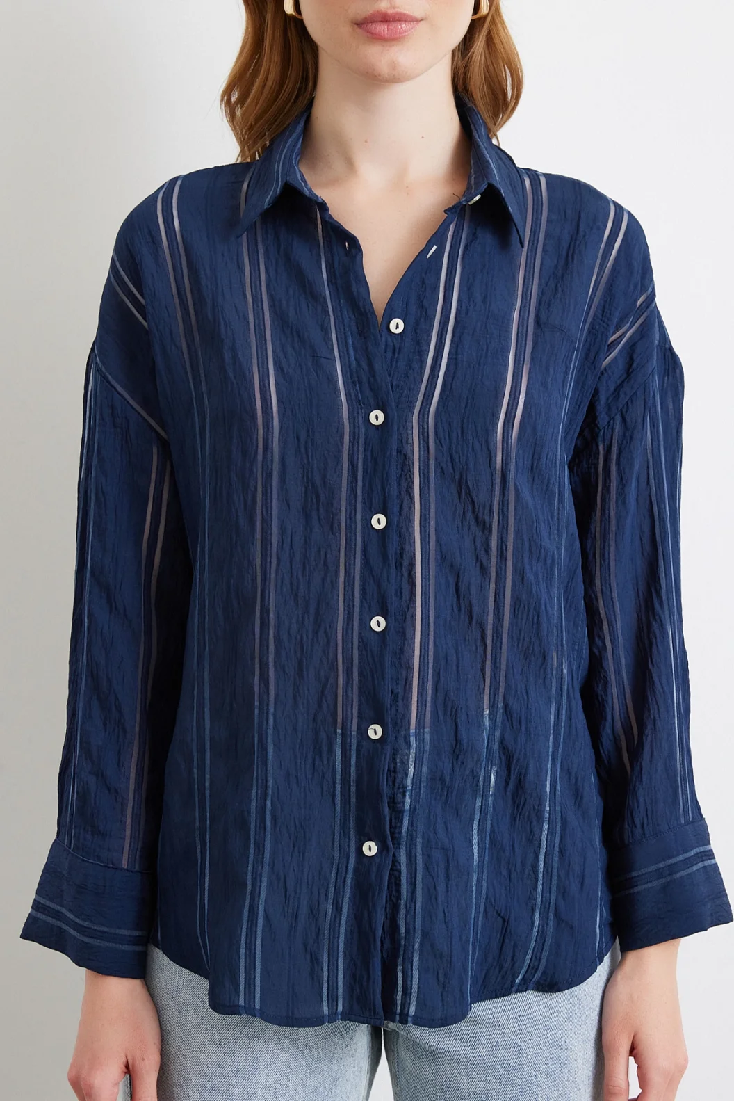 قميص شبكي مخطط لونه أزرق غامق