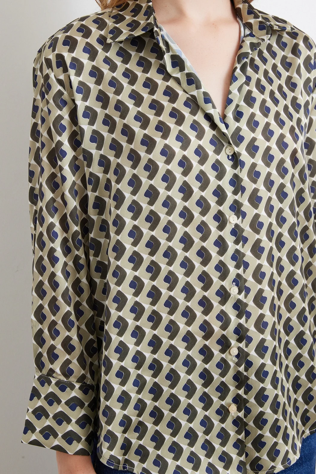 قميص حرير هاكي بنقشة هندسية