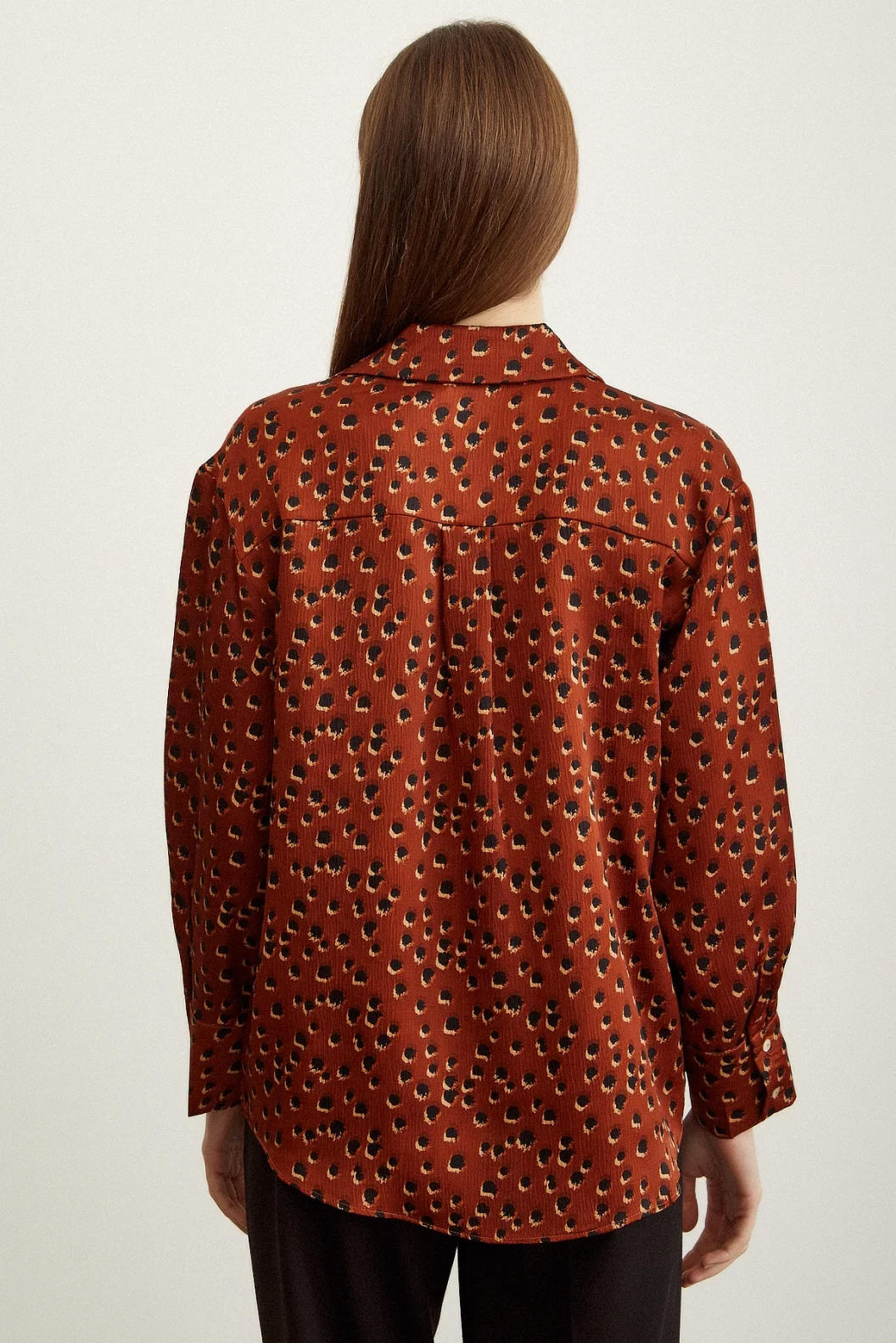 قميص ساتان مطبوع بنقاط - بني فاتح
