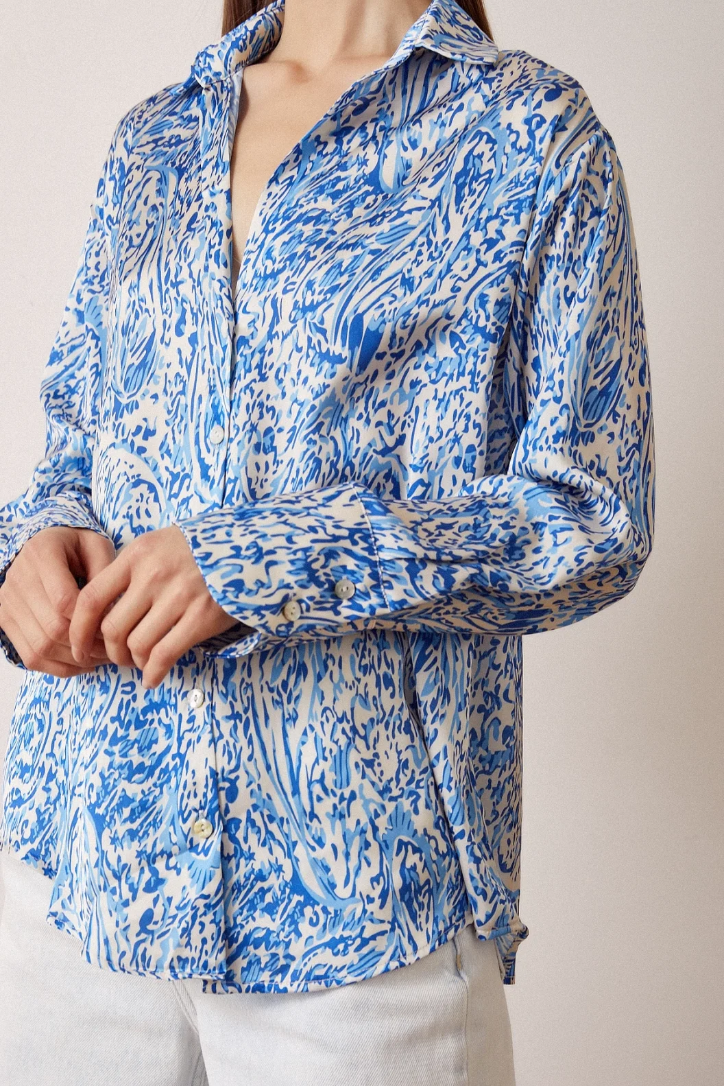 V-Ausschnitt gemustertes Satinhemd von Saks