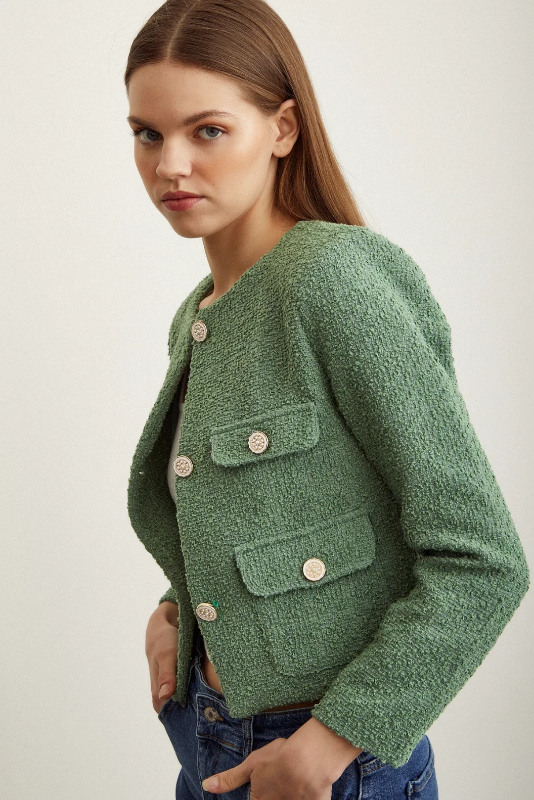 السترة الرمادية التويدية بأزرار التفاصيل