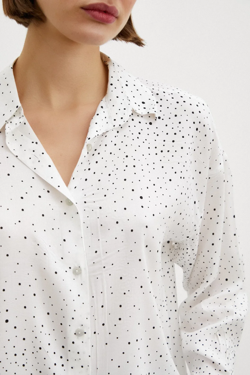 بلوزة مطبوعة بالنقاط بيضاء