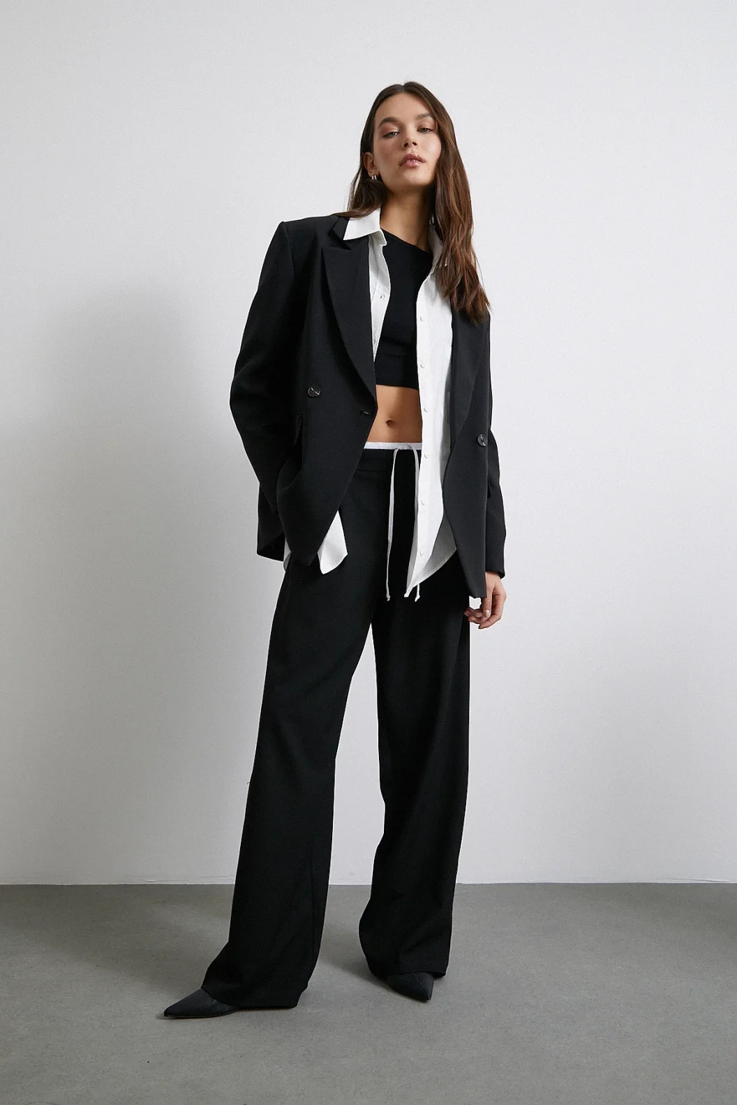 بنطلون نسائي أسود مع سحّاب وجيوب