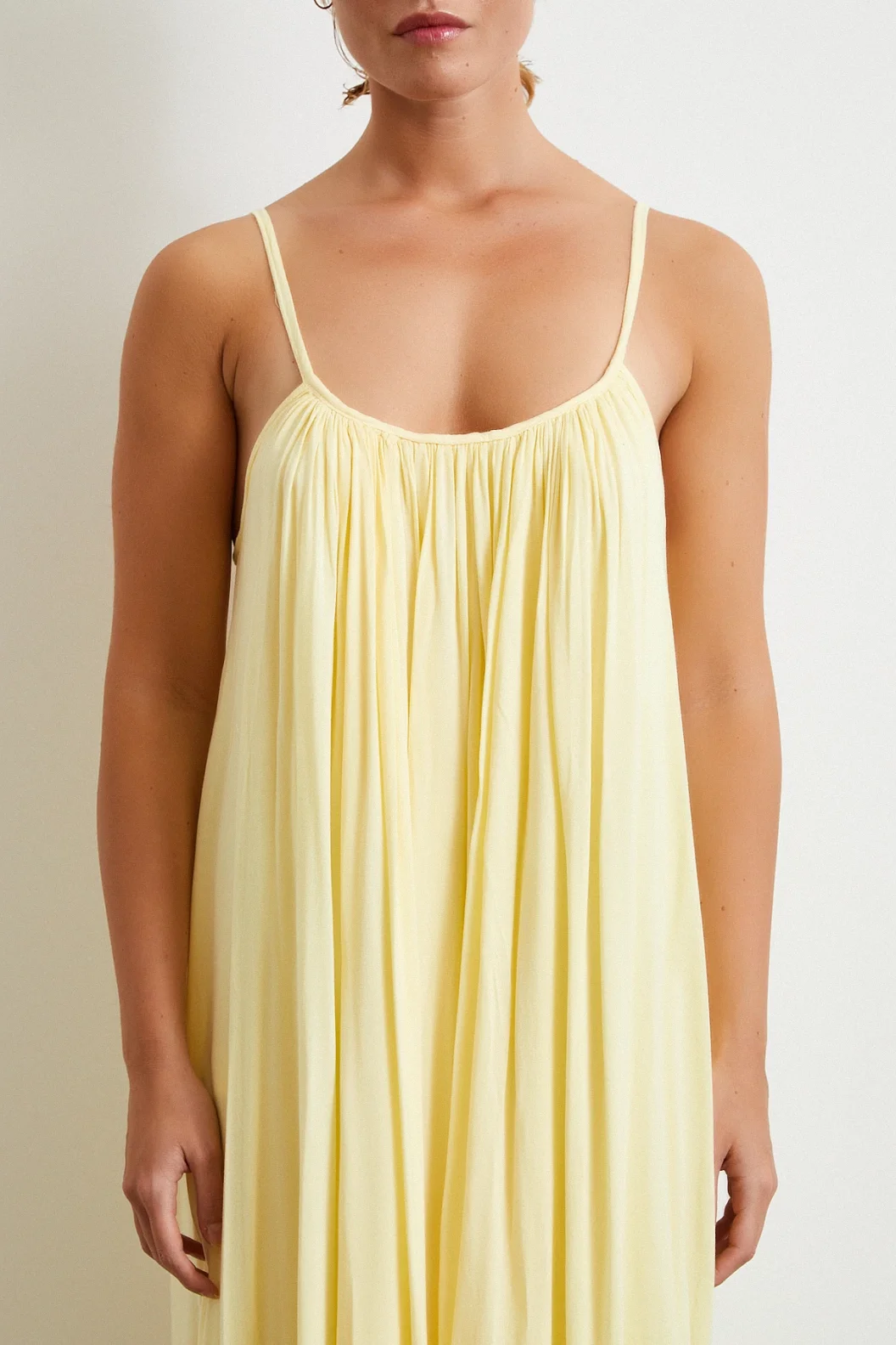 ثوب واسع بأكمام وحزام ولون أصفر