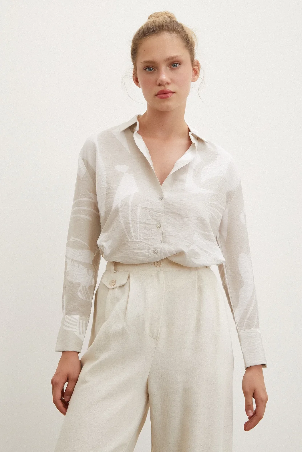 قميص بيج بياقة V Modal