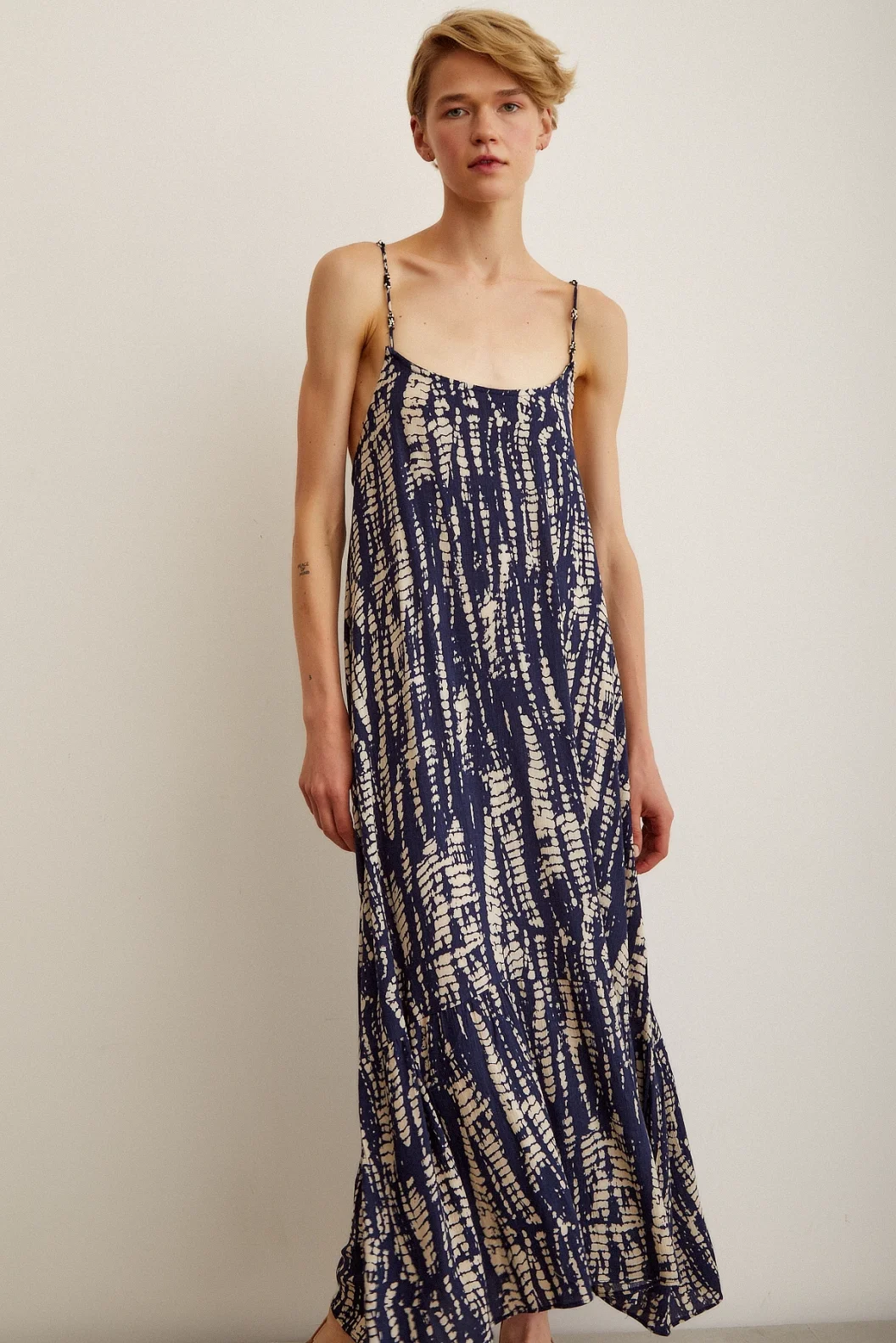 فستان واسع برقبة بحبل الخرز اللون الأزرق الداكن / البيج