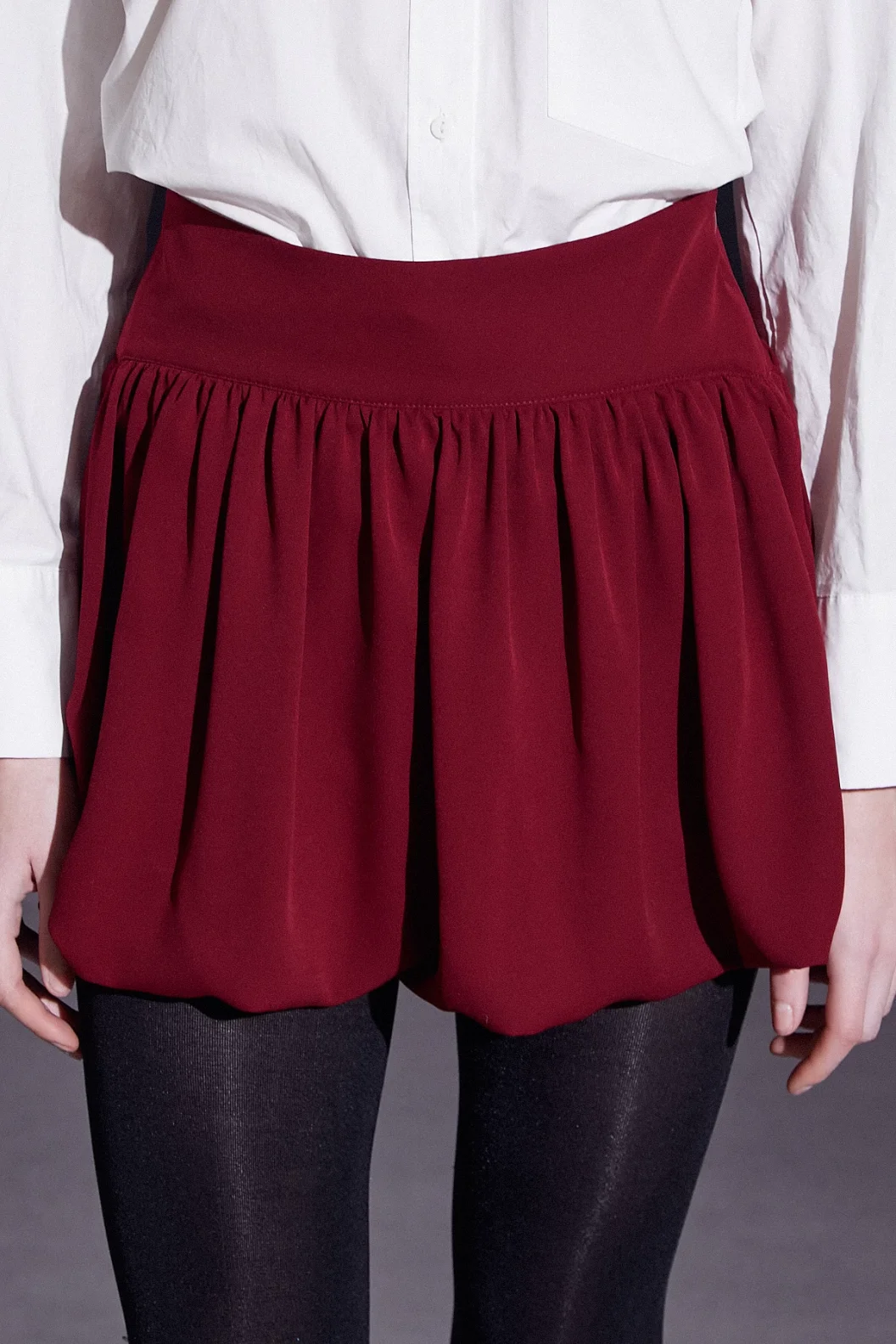 تنورة بالون صغيرة باللون البندي