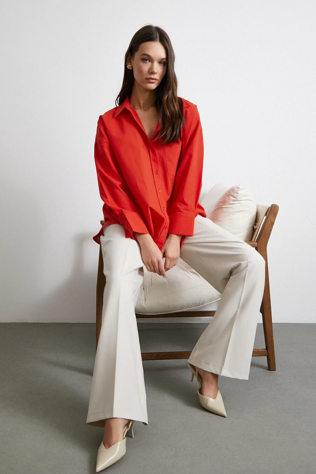 يجب اقتناء قميص بوبلين أحمر