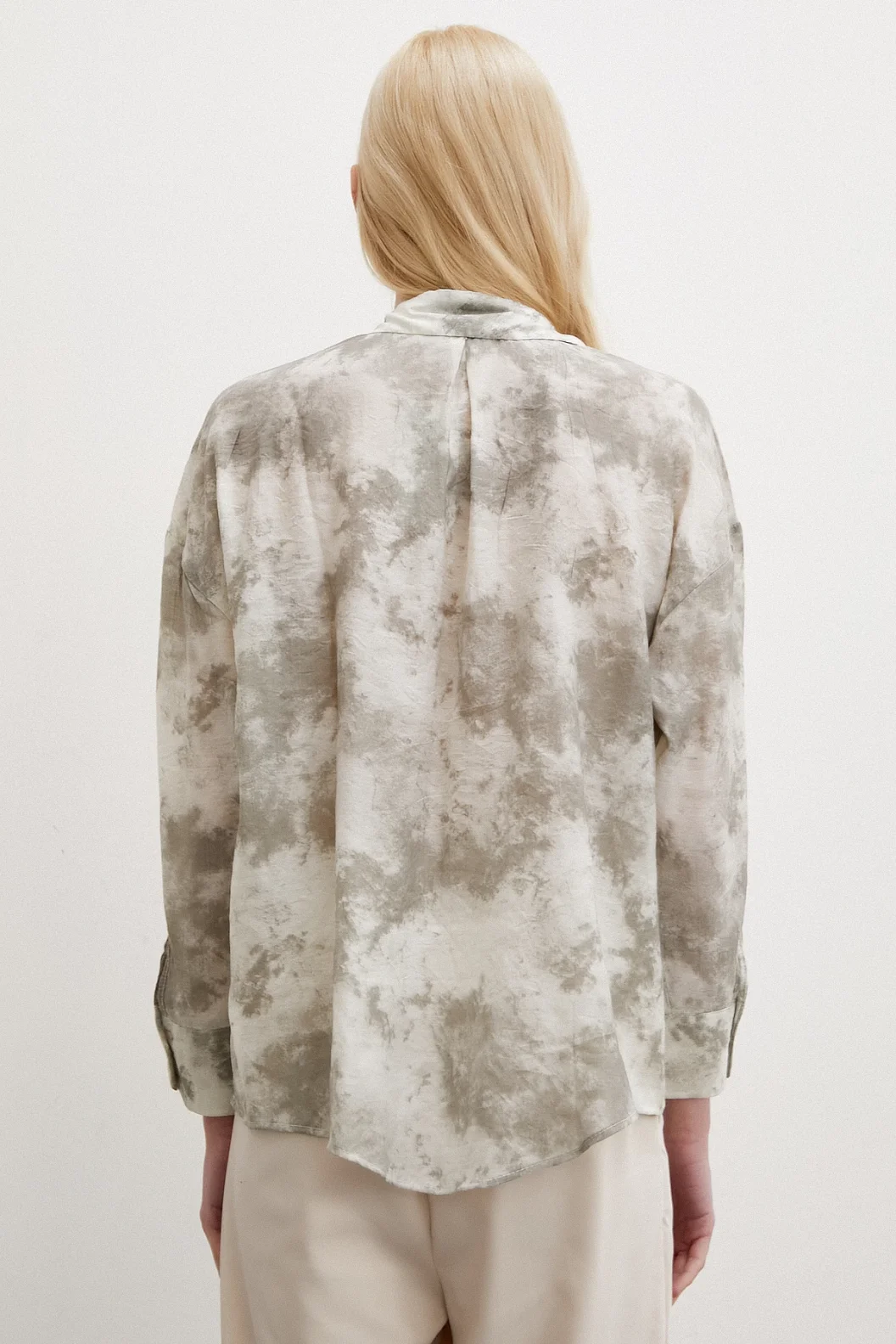 قميص بقصّة واسعة بتصميم مخطط باللون الرمادي