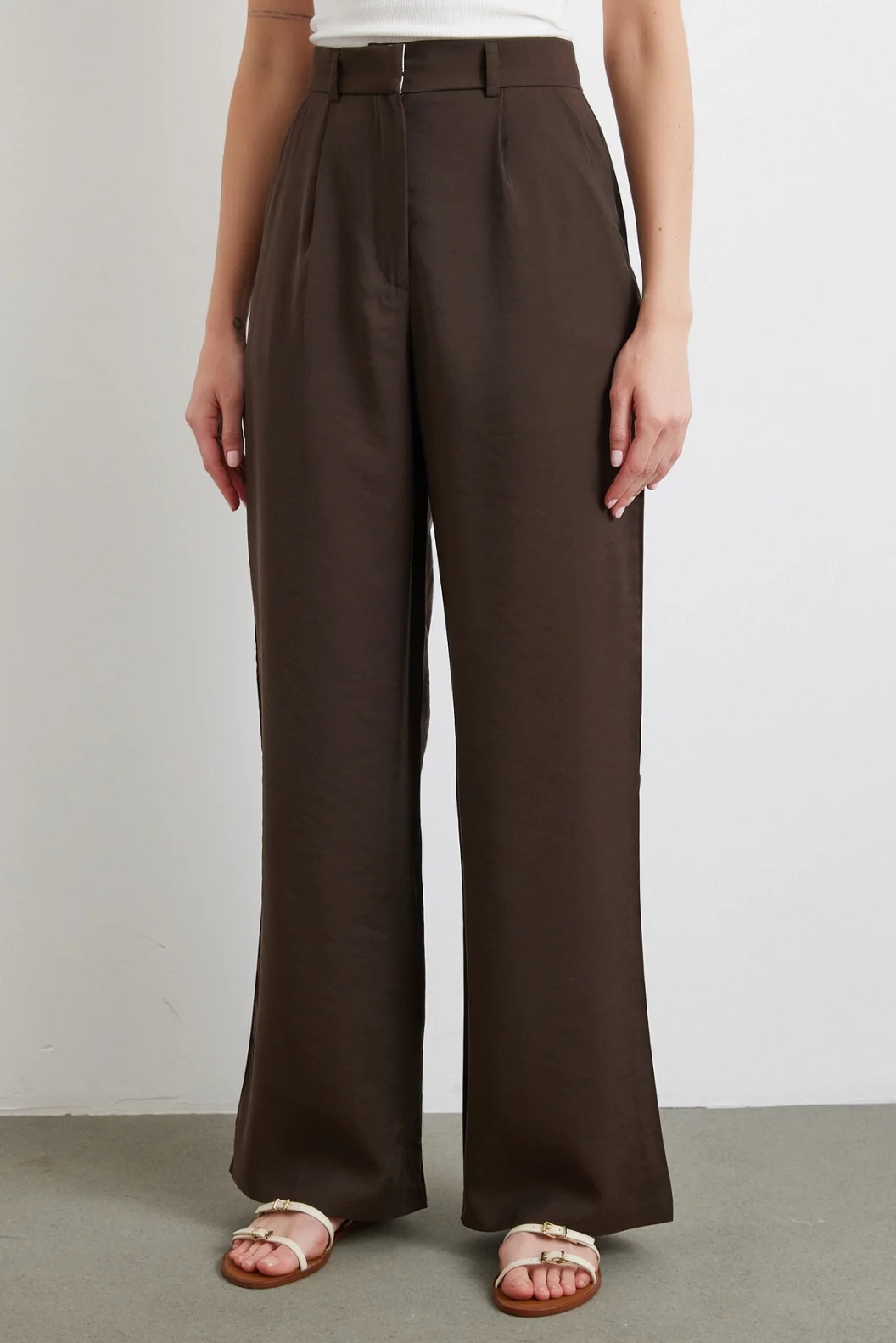 بنطلون بالازو باللون البني