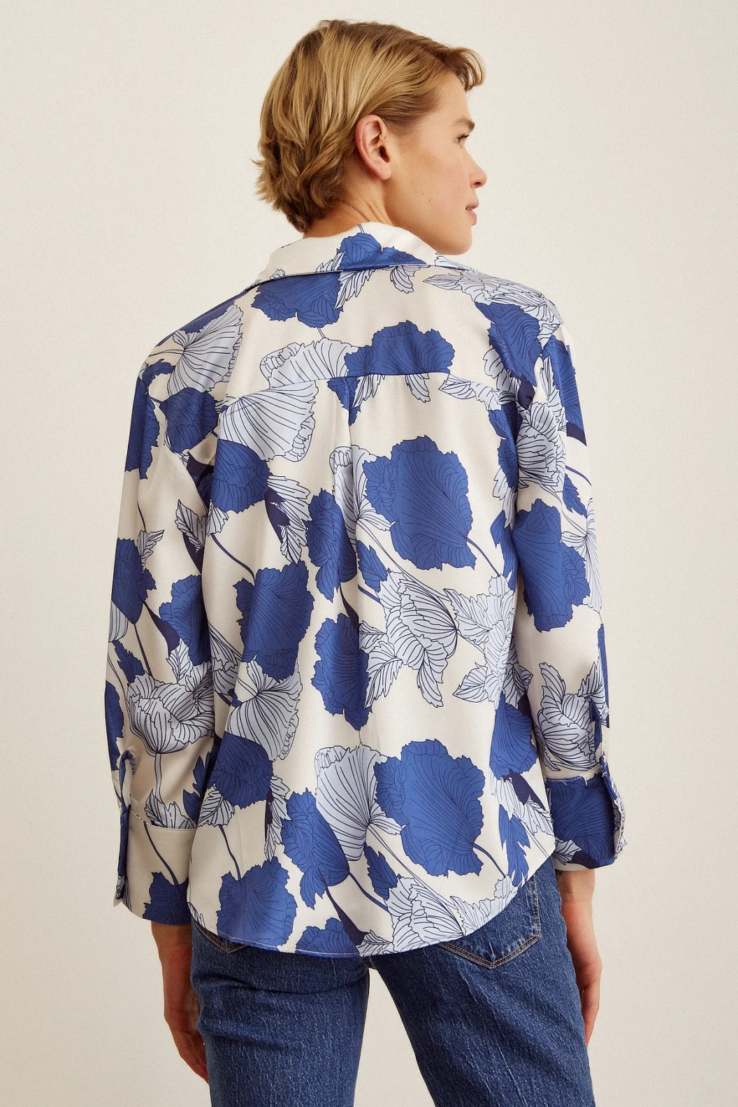 العنق الخامس بلوزة ساتان أزرق