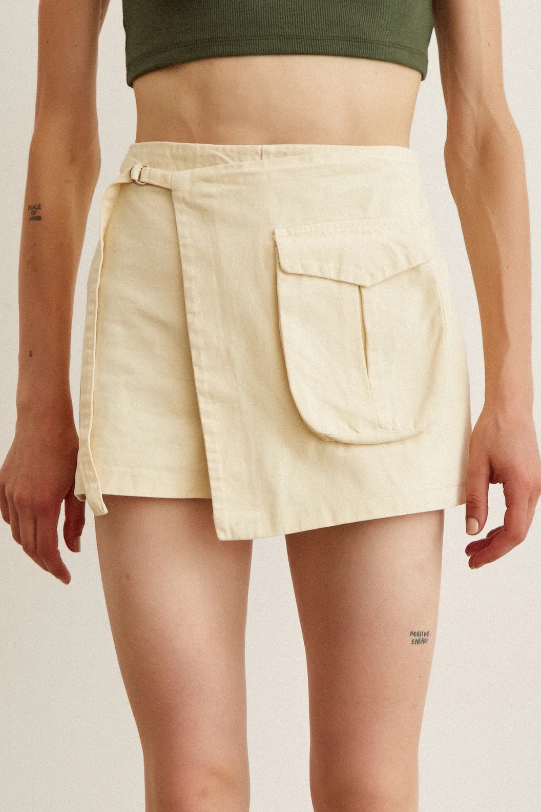 تفاصيل التنورة القصيرة بحزام على الخصر باللون الكريم