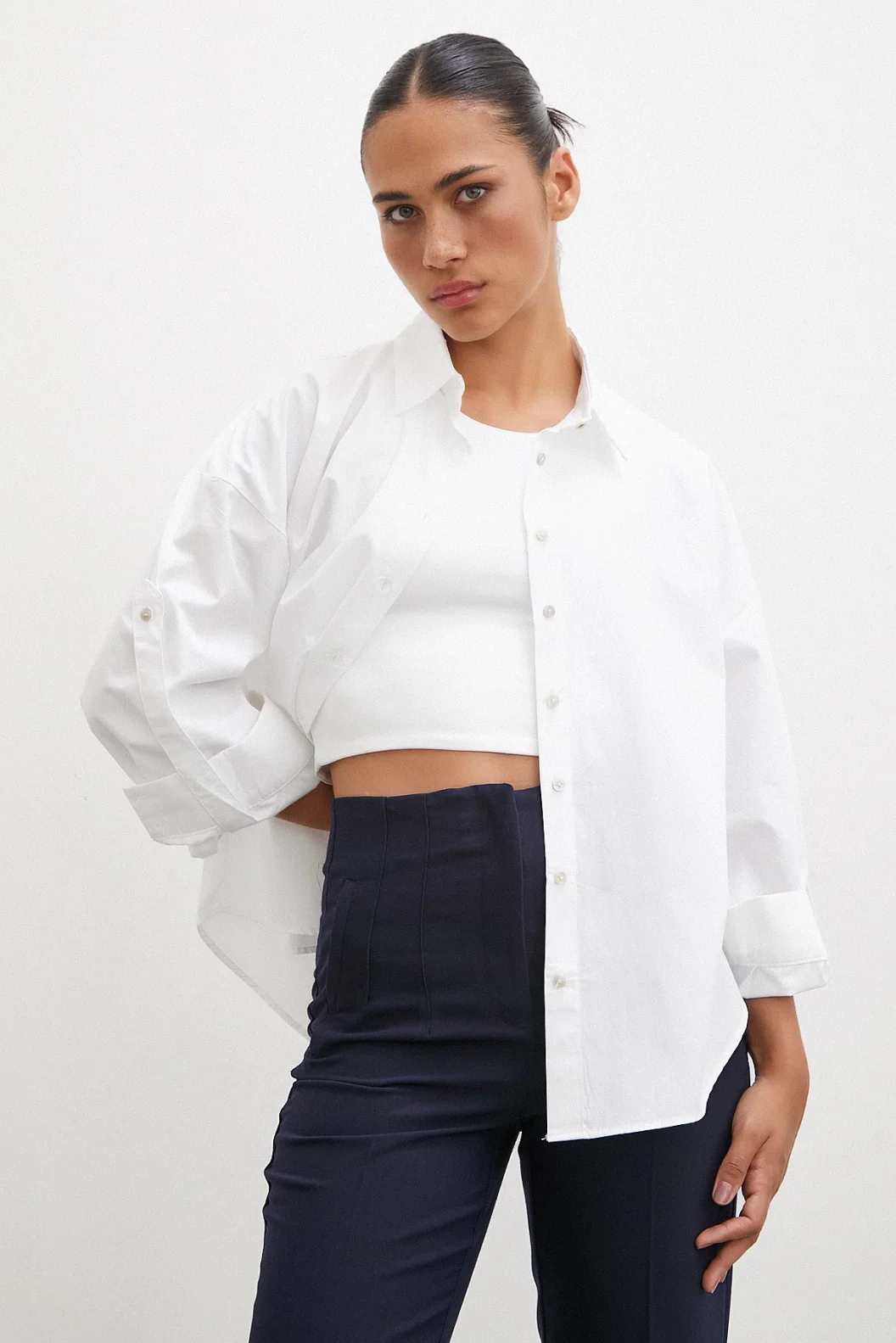 قميص أبيض بأزرار على الكتف