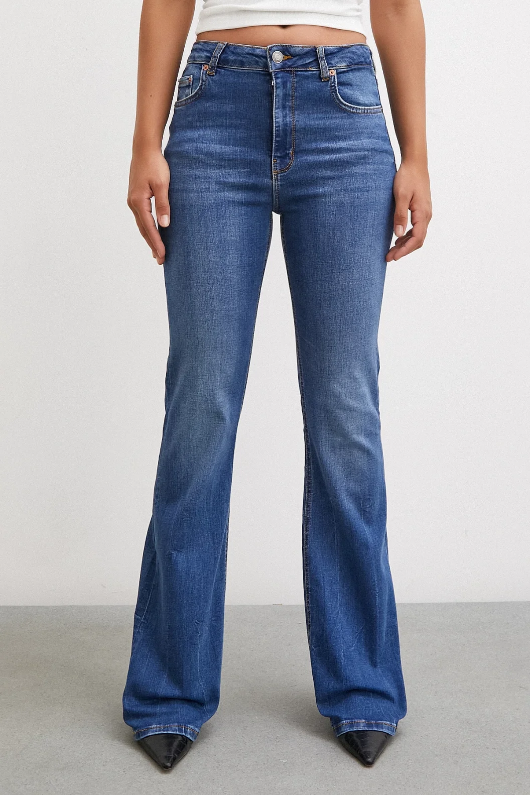 Hoch geschnittene, spanische Jeans in Blau