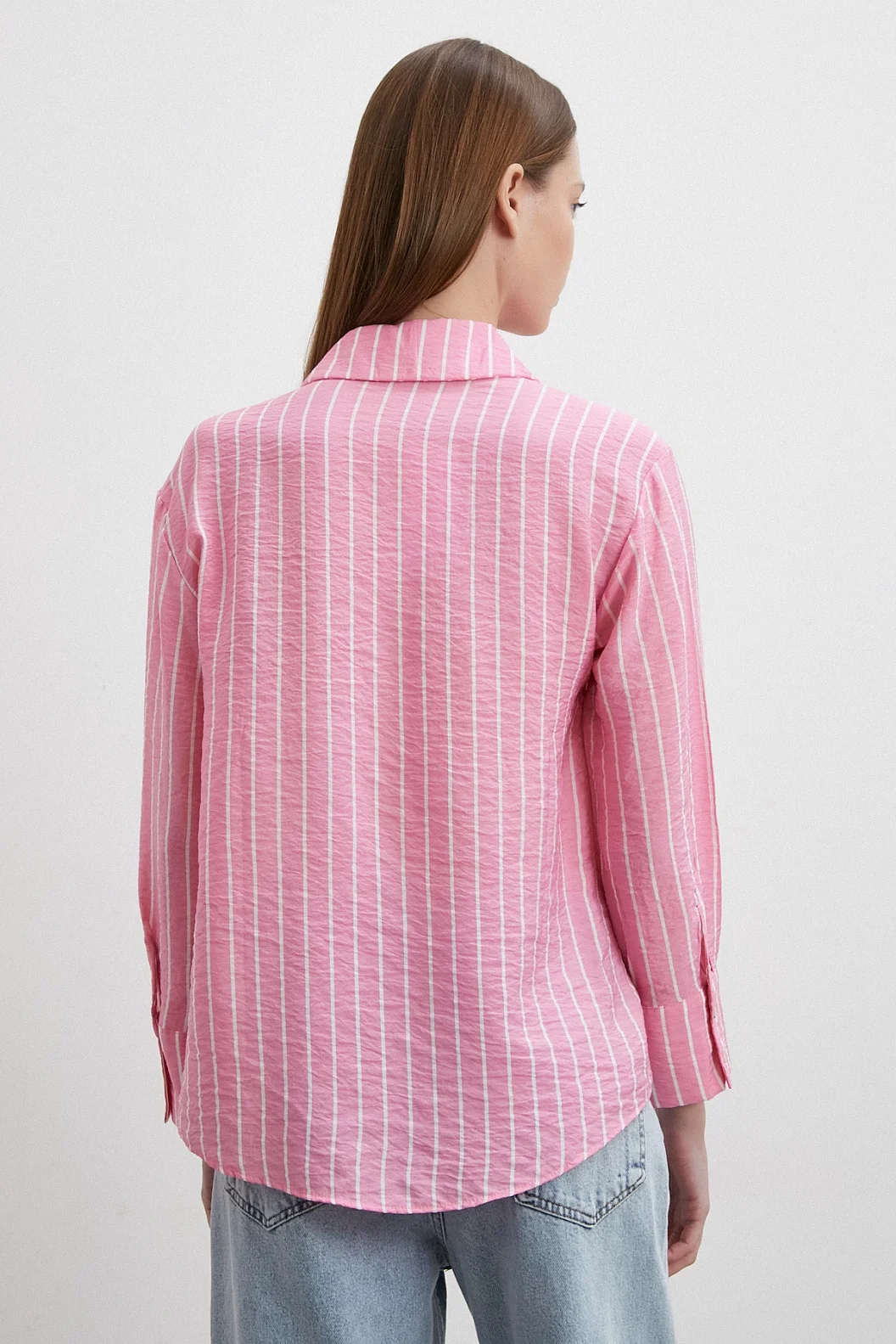 قميص مخطط باللون الوردي