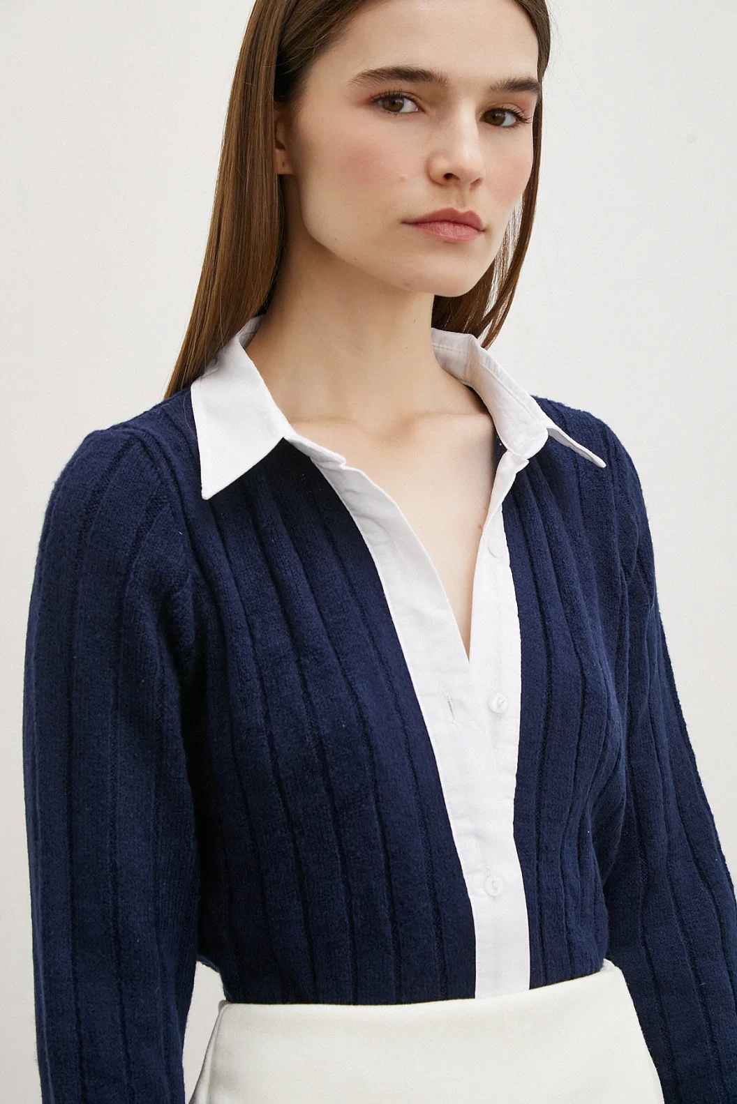 قميص ياقة حريرية أزرق داكن