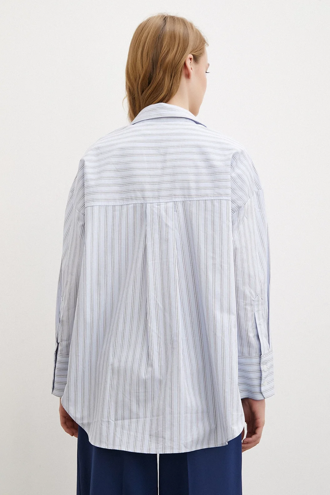 قميص بوبلين بجيب واحد أزرق