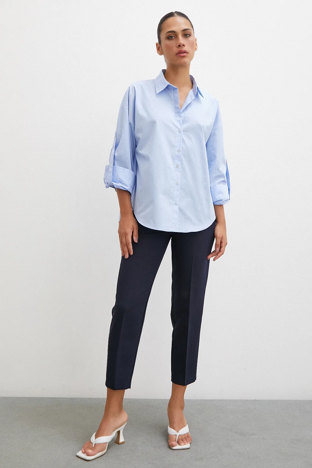 قميص بأزرار الأكمام الزرقاء