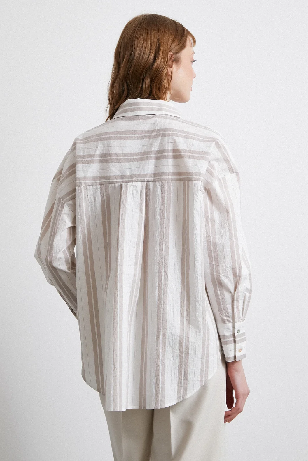 قميص مخطط باللون العاجي