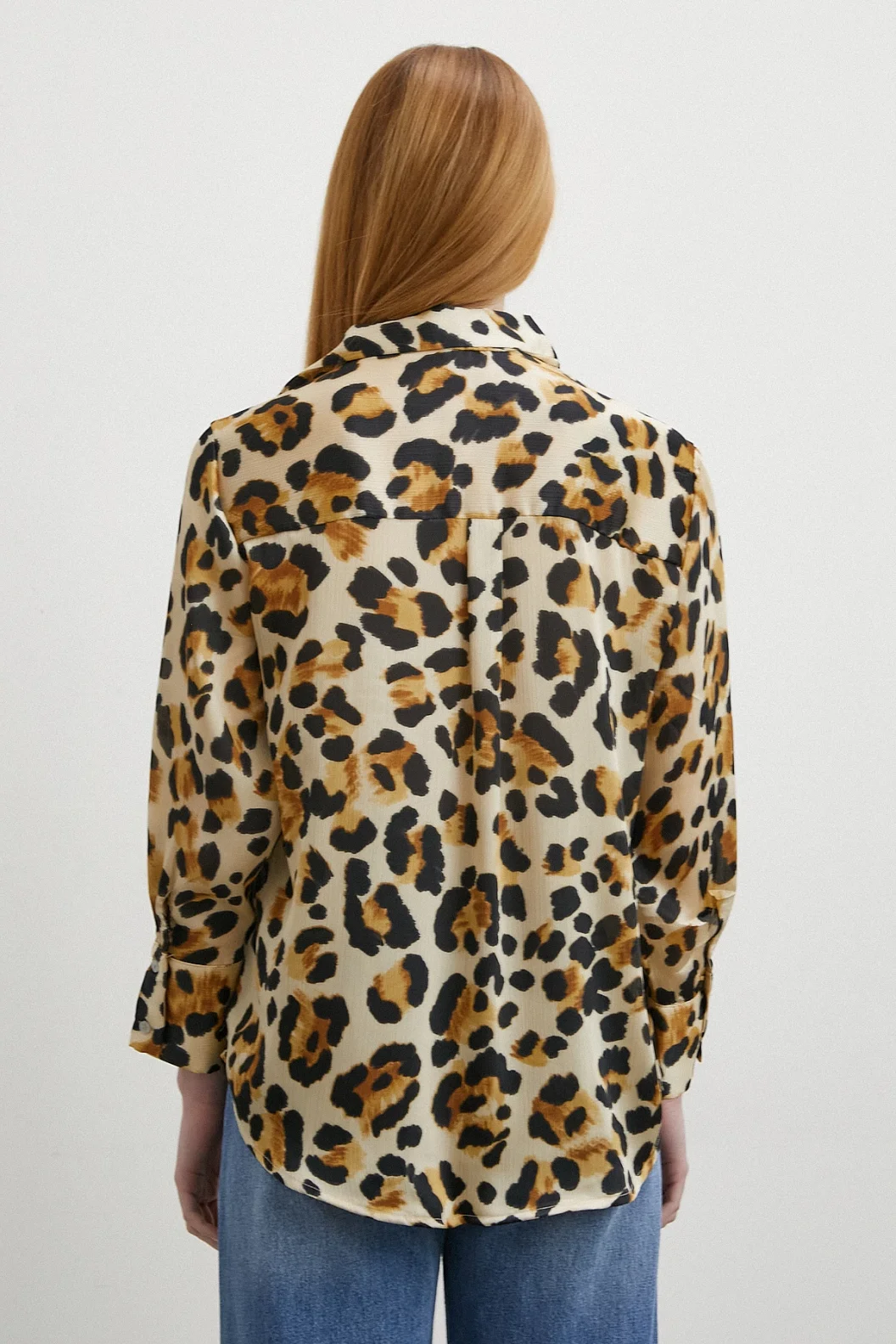 قميص بياقة V بنمط فهد بلون بيج