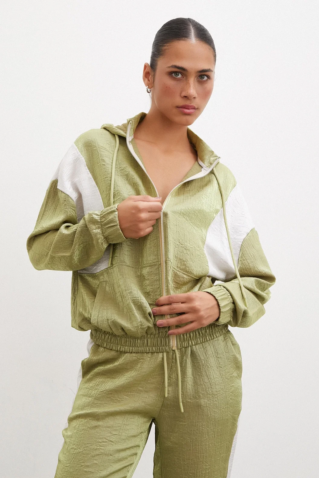 سويت شيرت مع سحَّاب وبطانة باللون الأخضر الزيتوني