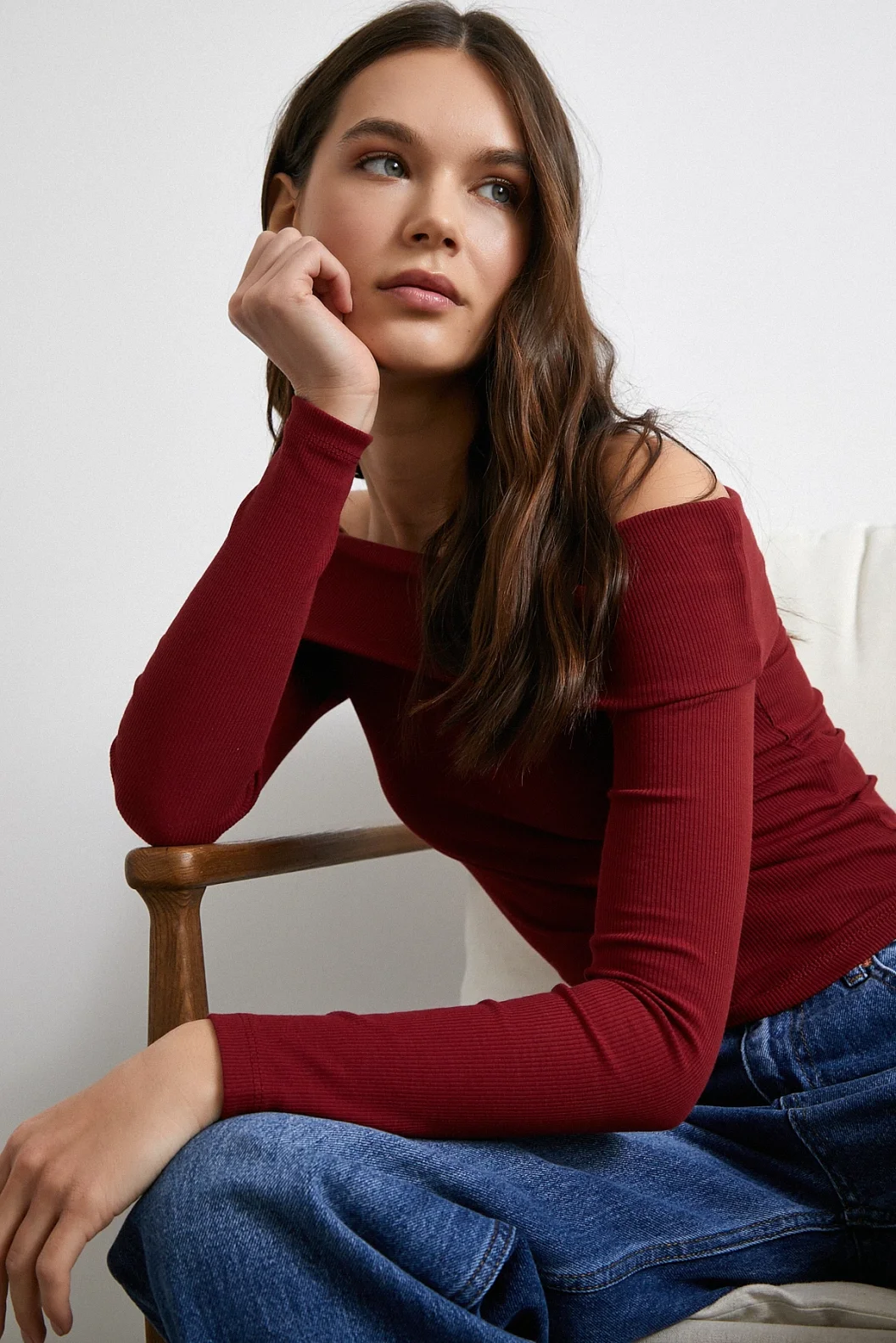 بلوزة كورسيه بيد أحمر مكشوف الكتفين