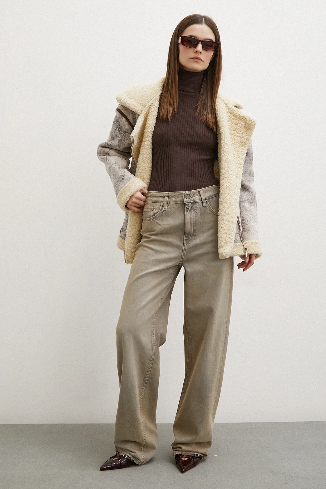 بنطلون جينز واسع عند الساق وخصر عالي