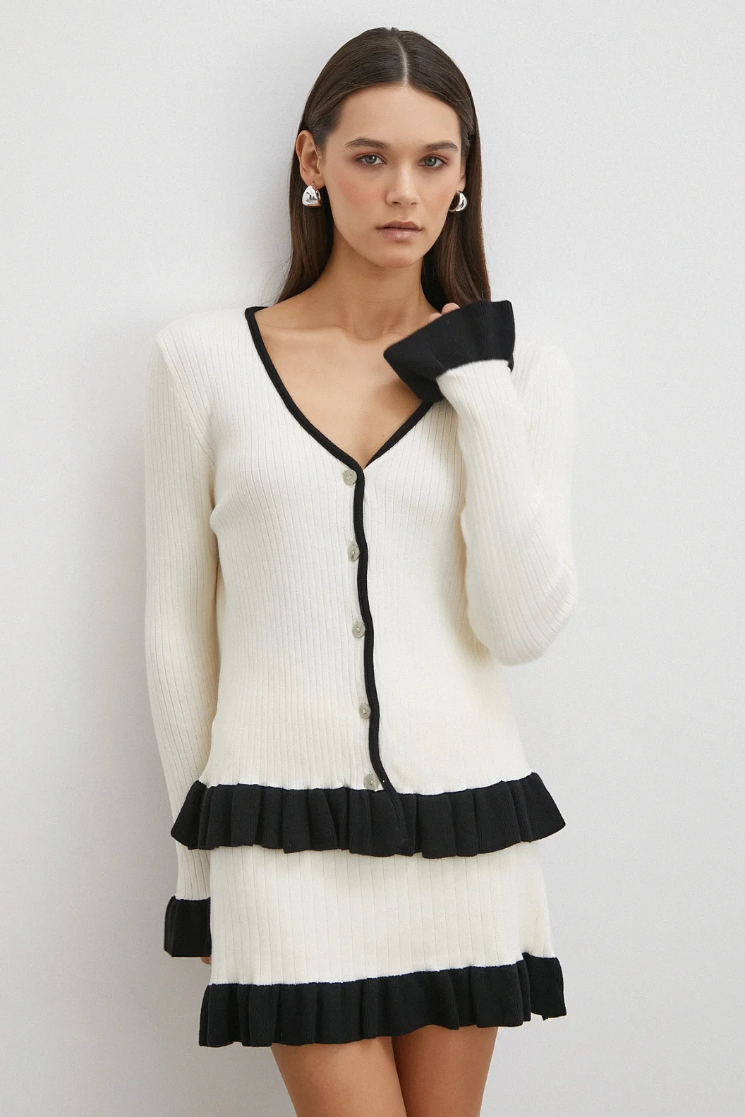 Düğmeli Eteği Fırfırlı Etekli Triko Takım Ekru