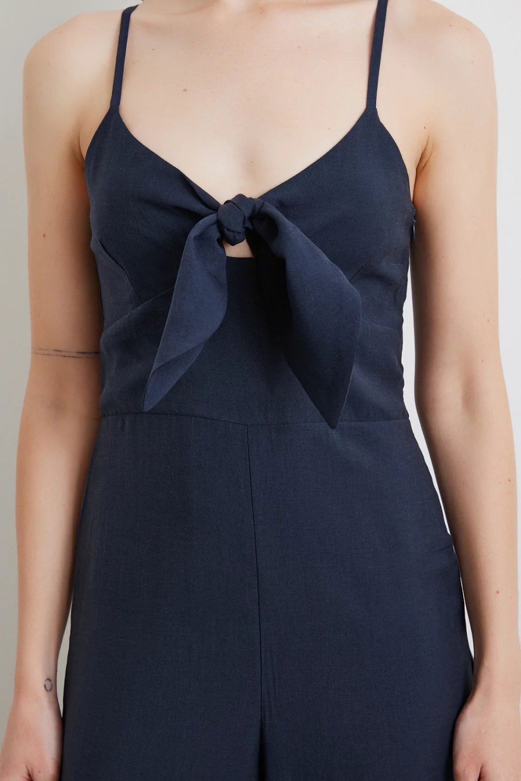 قطعة ليكرا بحمالات وعقدة عند الخصر في اللون الأزرق الداكن