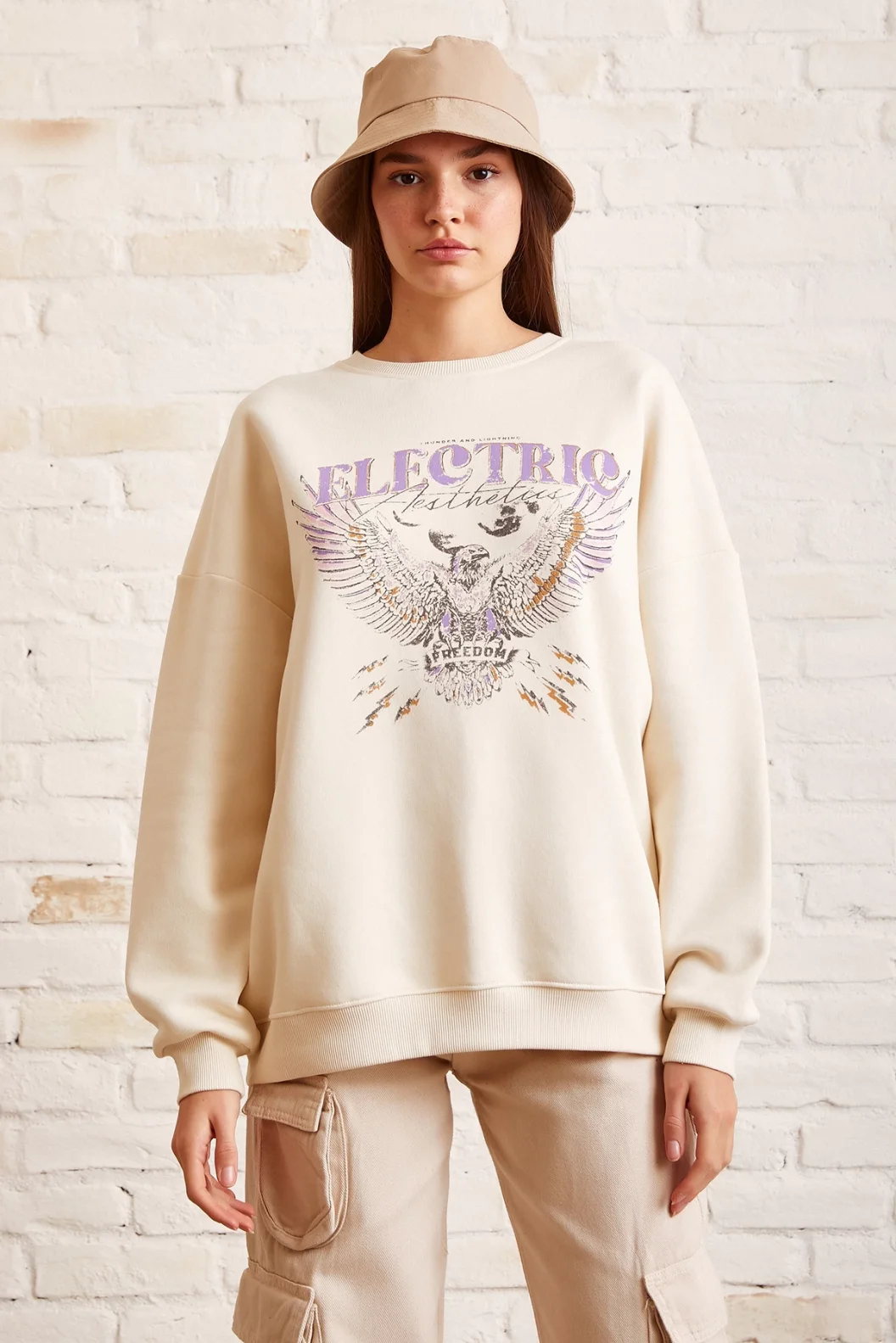 سويت شيرت بياقة دراجة - كريم