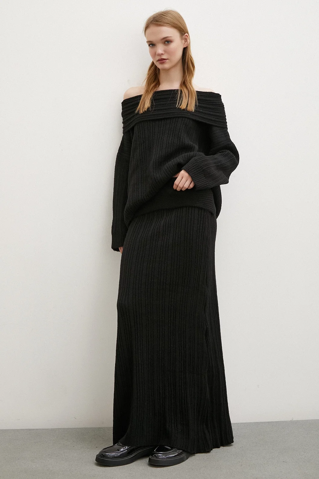 قطعة قماش بياقة مدورة وتنورة مد وجزاء سوداء